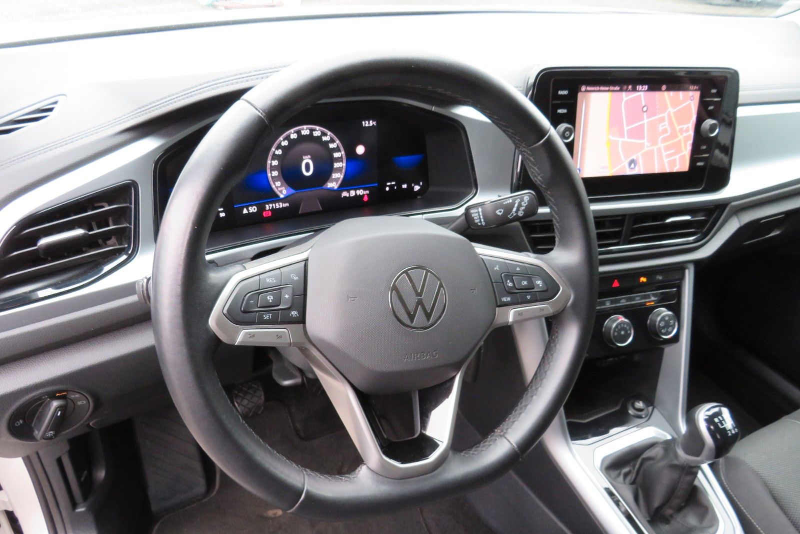 Fahrzeugabbildung Volkswagen T-Roc Life AHK ACC SITZH GJ NAVI APP 1.HD