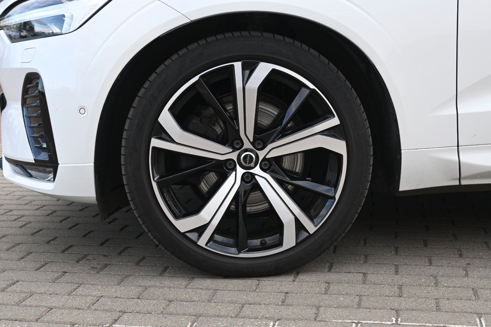 Fahrzeugabbildung Volvo XC60 B4 Ultimate Dark AWD*LUFT*360°*SDTHZG*LED