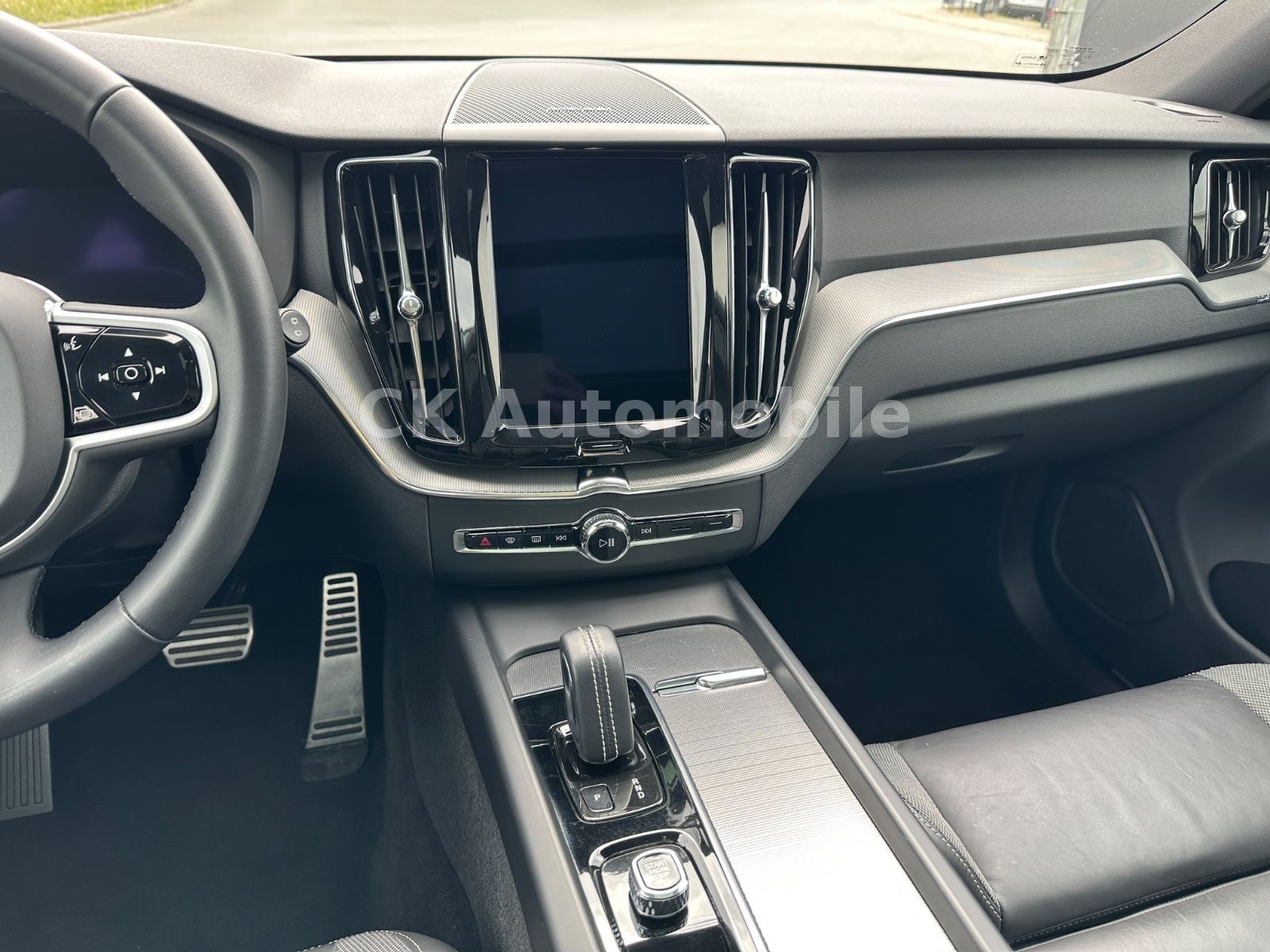 Fahrzeugabbildung Volvo XC60 B4 R Design 2WD/Navi/Pano/Kamera/LED