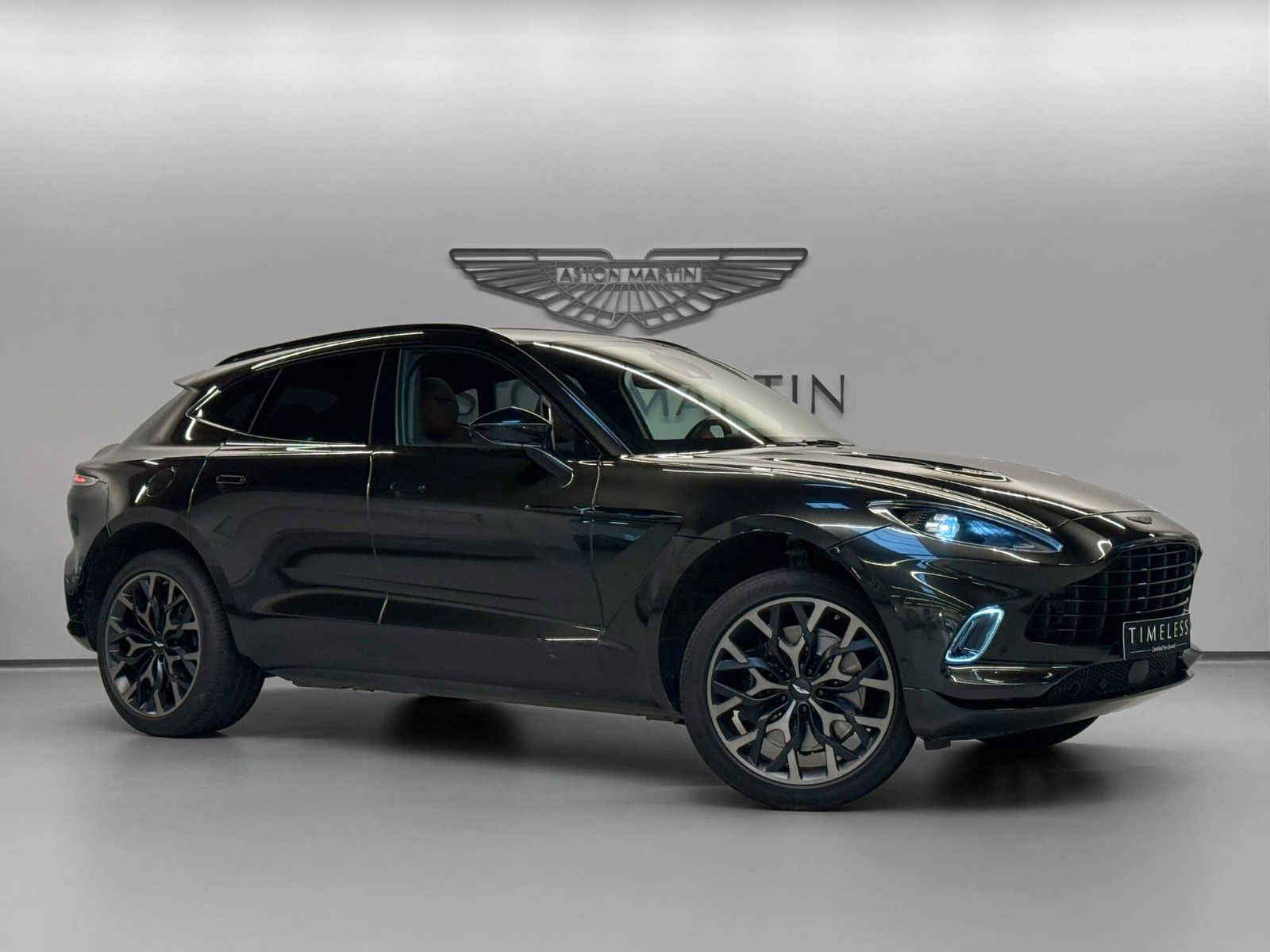 ASTON MARTIN DBX