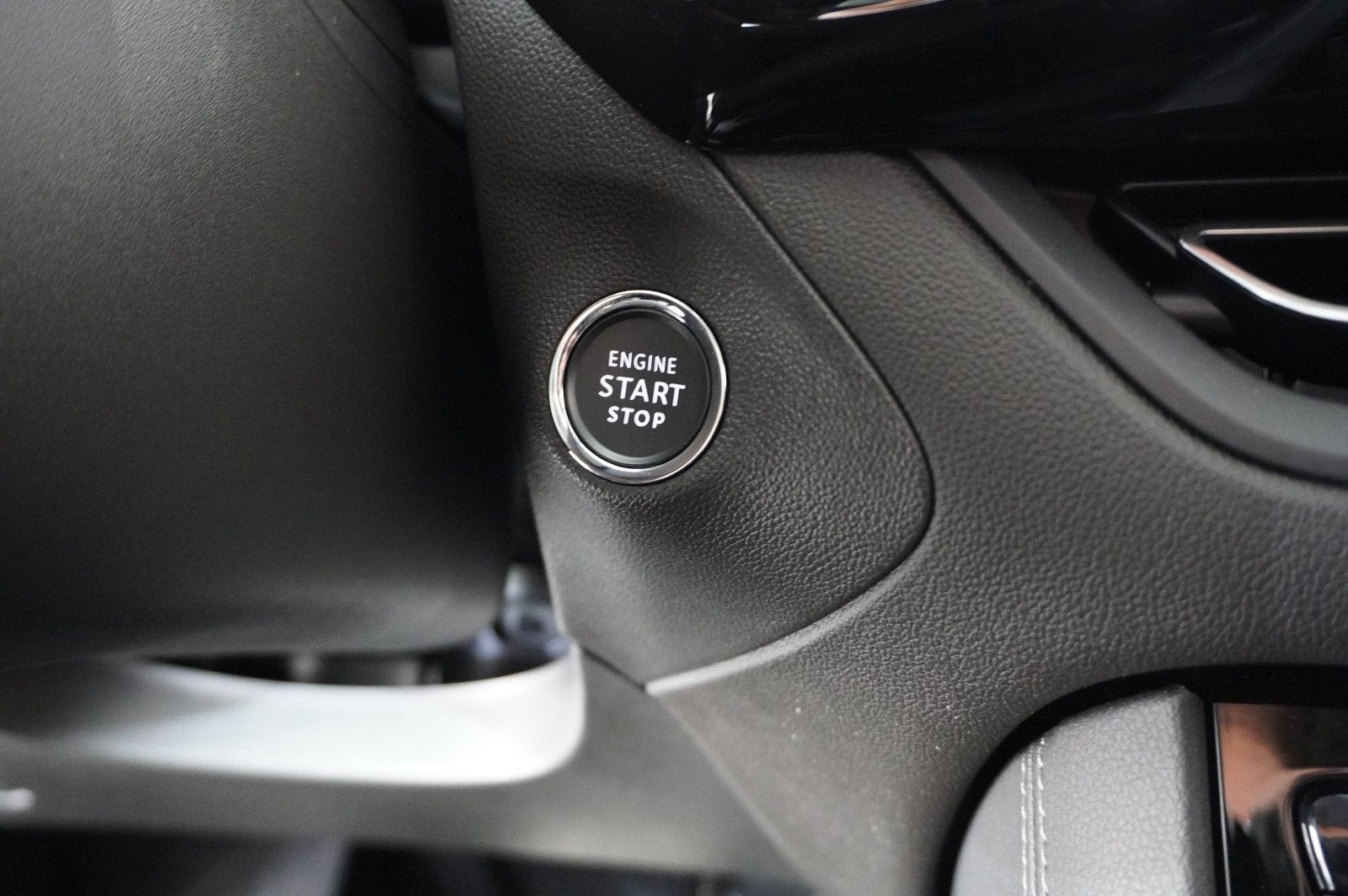Fahrzeugabbildung Opel Grandland (X) 1.6T GSe HYBRID 4X4 NAVI/LED/SPORT