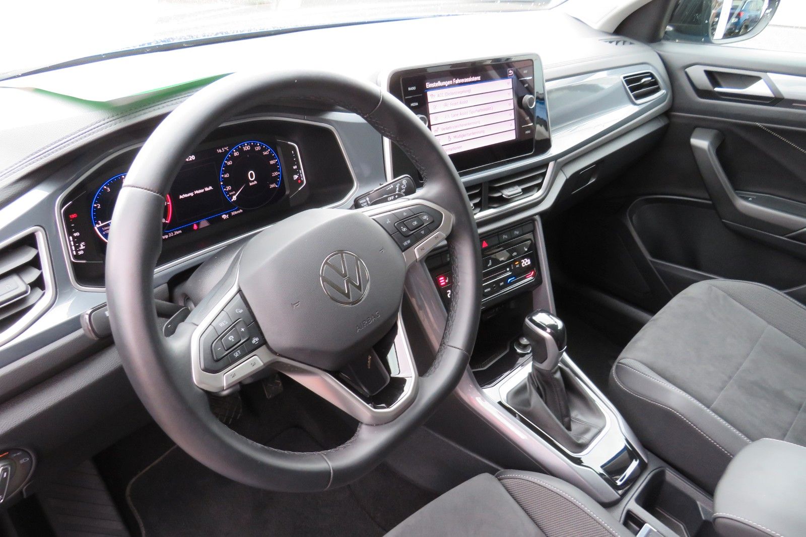 Fahrzeugabbildung Volkswagen T-Roc Style ACC APP MASSAGE SITZH. 17`KAMERA 1.H