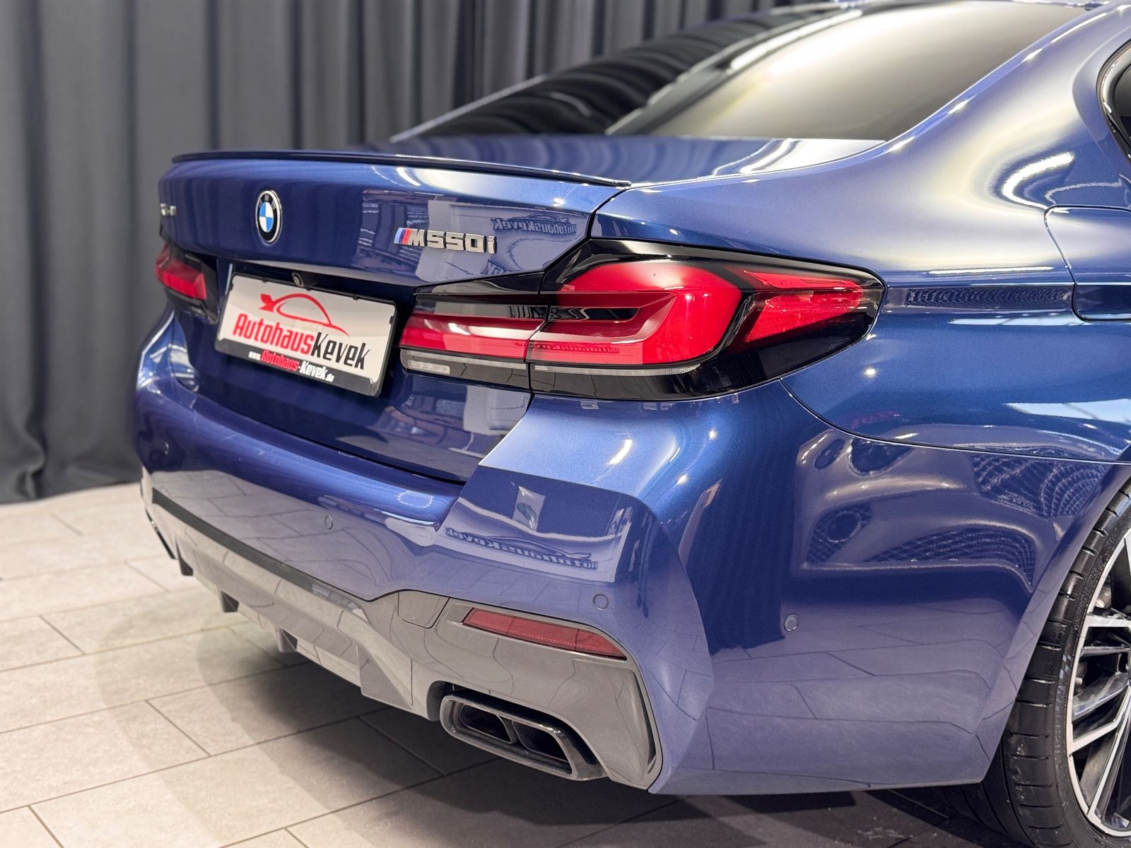 Fahrzeugabbildung BMW M550i Lim. xDrive|LASER|HEAD-UP|AHK|SCHIEBEDACH|