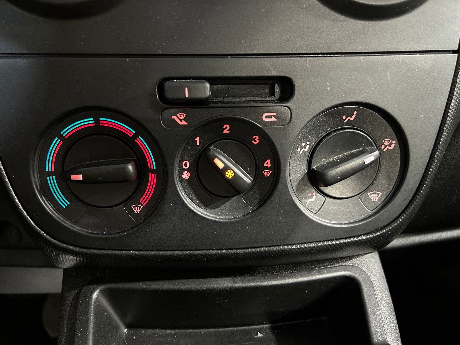 Fahrzeugabbildung Fiat Fiorino SX Kombi/RADIO/4-SITZ/SHZ/SCHIEBETÜR L+R