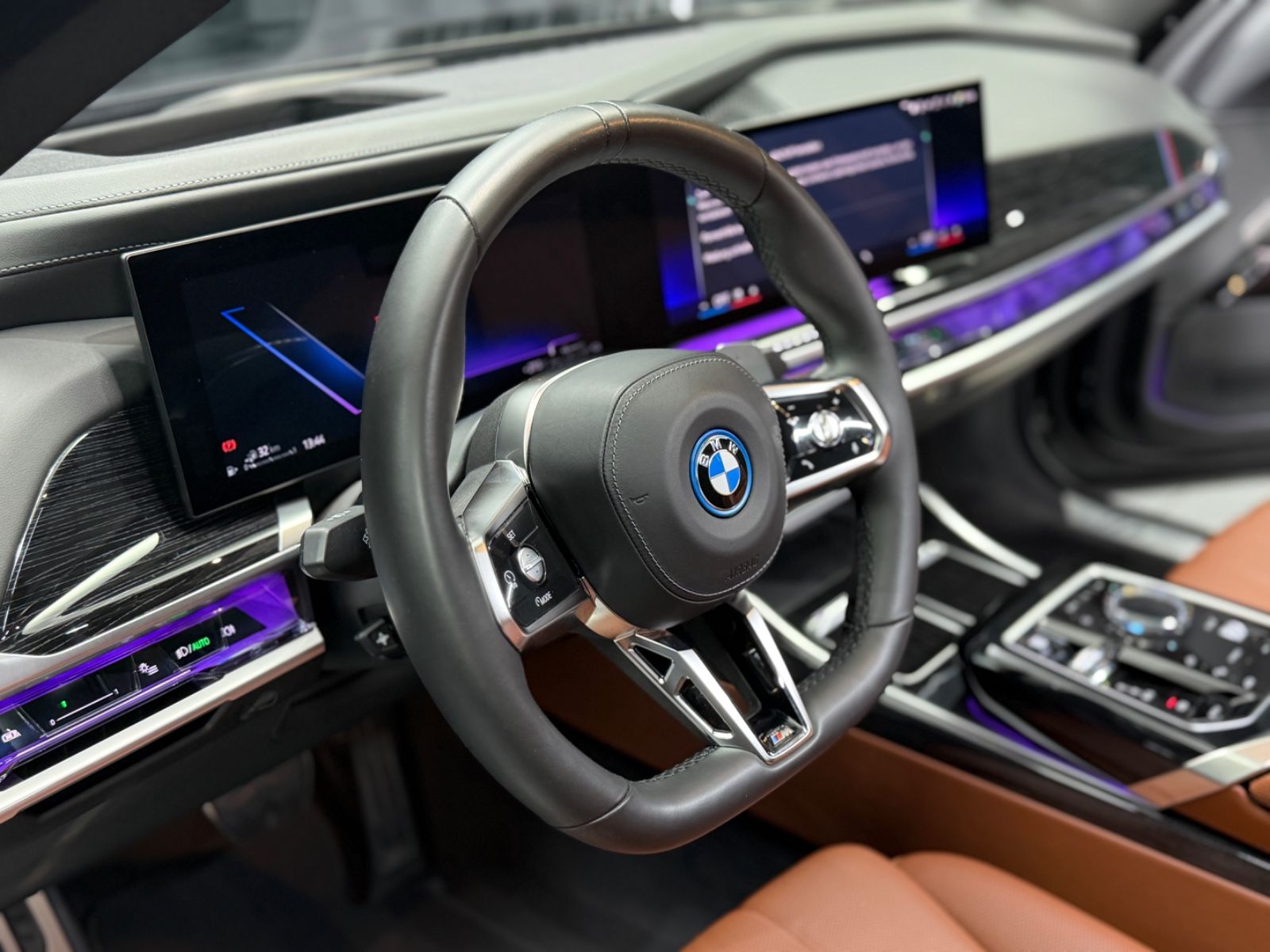 Fahrzeugabbildung BMW 750e xDrive M Sport Pro|TV|B&W|MASSAGE|SKY-LOUNG