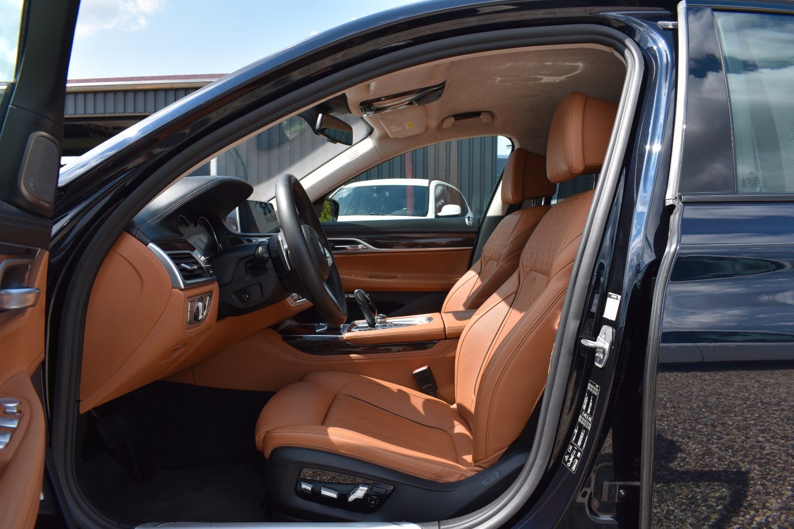 Fahrzeugabbildung BMW 750i xDrive M Sport Gestik Applecar H&K Garantie