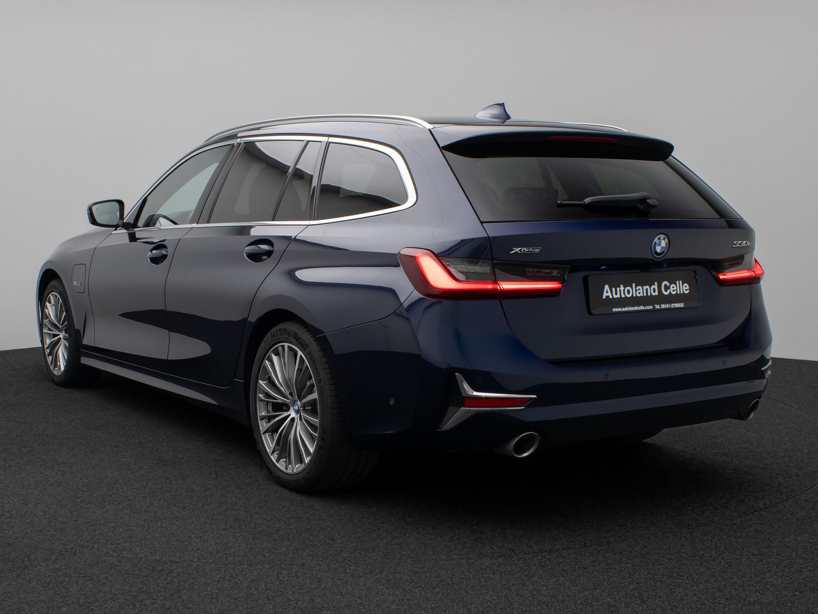 Fahrzeugabbildung BMW 330e xD Luxury Line Panorama HUD Individual Voll