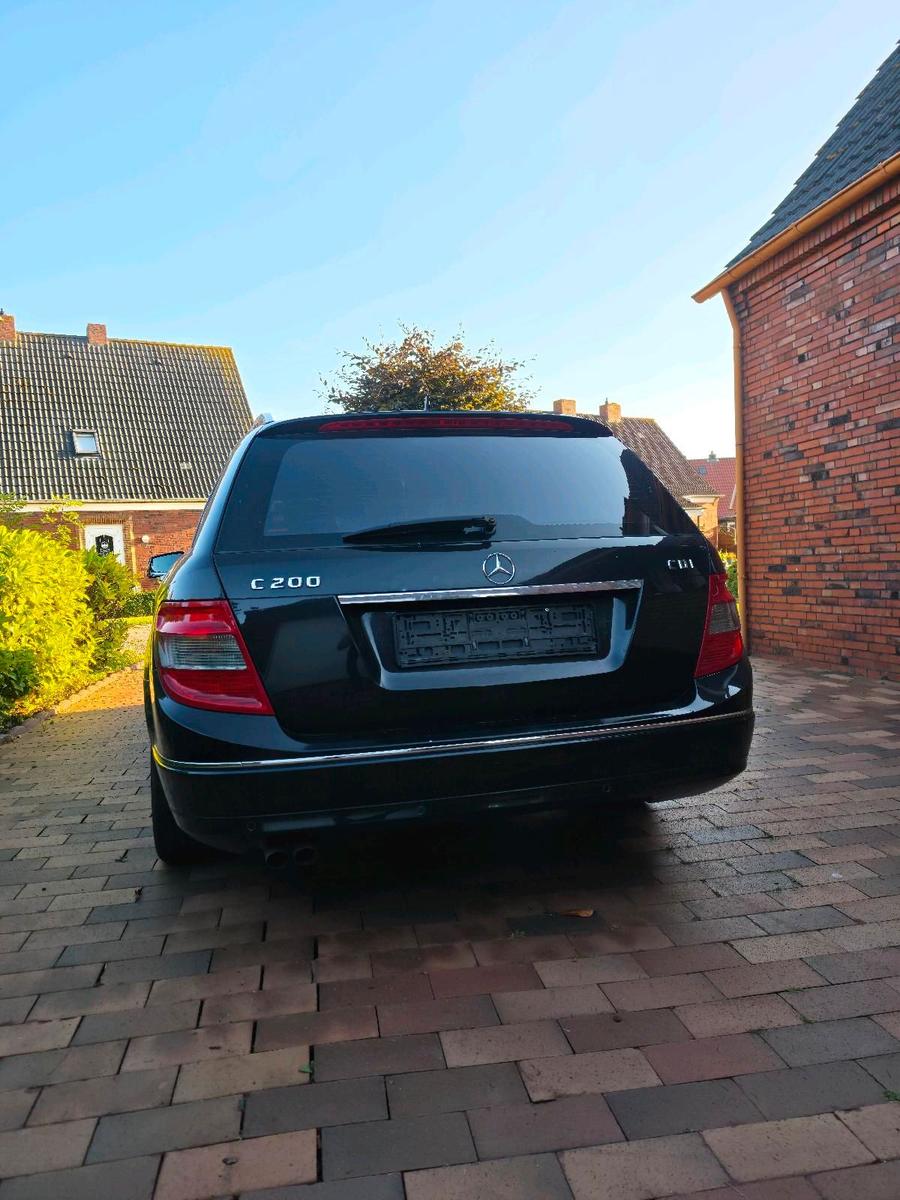Mercedes-Benz C200 2010 — салон