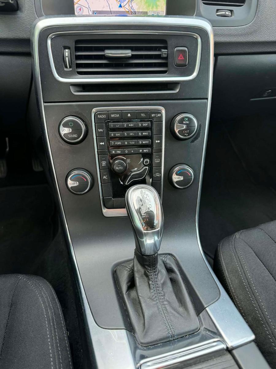 Volvo V60 2012 — photo 13