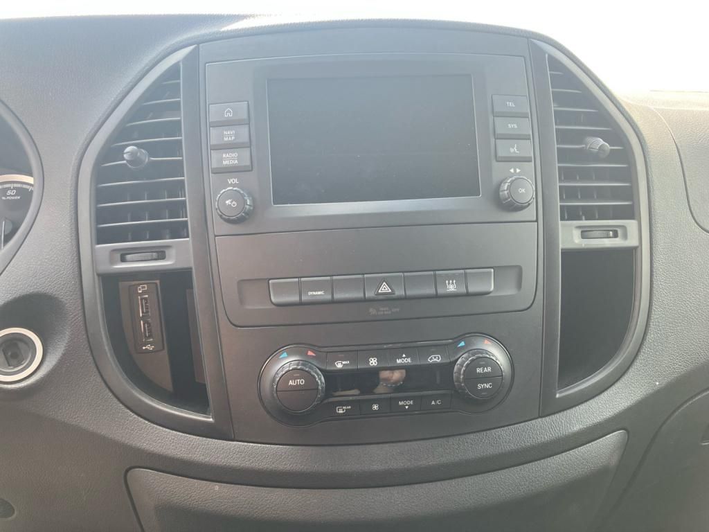 Fahrzeugabbildung Mercedes-Benz eVito 126 Tourer Pro Extralang 9 Sitze Airmatic