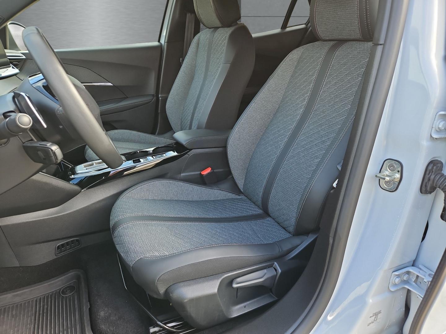 Peugeot 2008 1.2 Hybrid 145 Allure Apple CarPlay Sitzhei