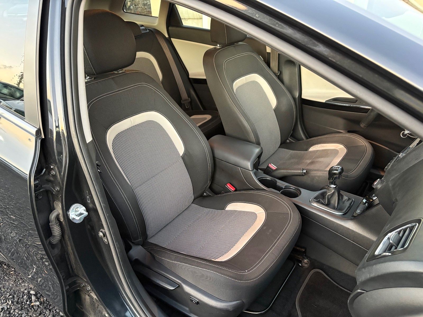 Fahrzeugabbildung Kia cee'd Sportswagon 1.4 Navi Kamera SHZ Tempomat