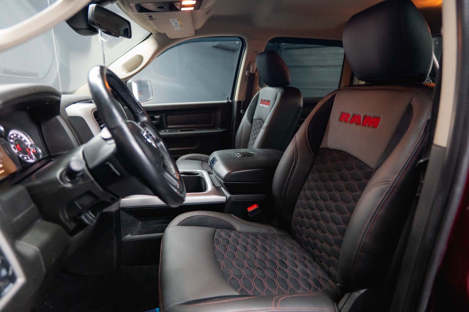 Fahrzeugabbildung Dodge RAM 5.7 V8 HEMI 4x4 OFFROAD Night-Paket *LED*AHK