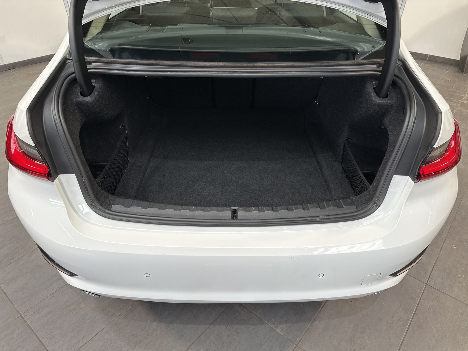 Fahrzeugabbildung BMW 318d Advantage Aut. NAV+LED+SHZ+PDC+TEMPOMAT+2Hd