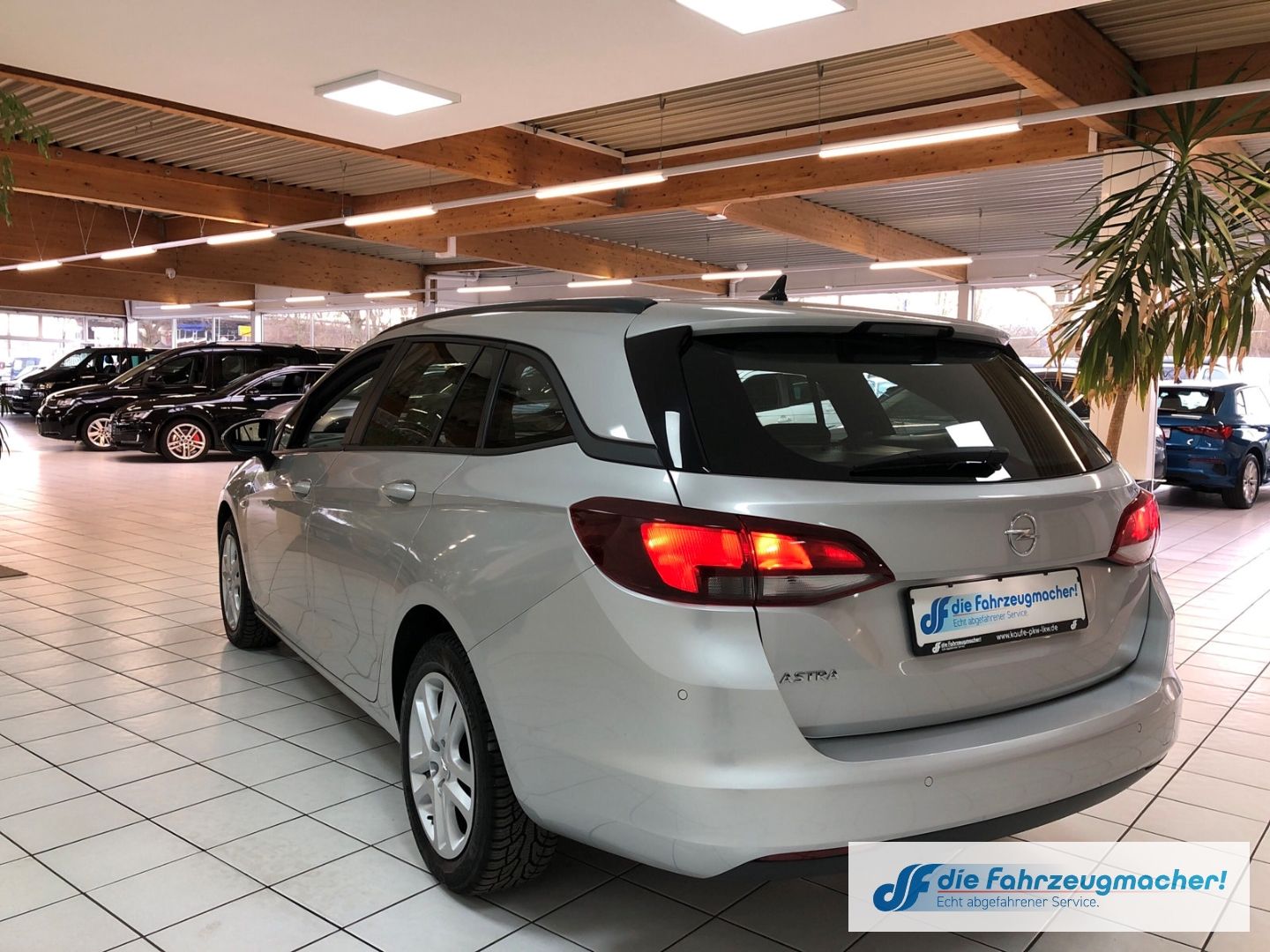 Fahrzeugabbildung Opel Astra K Sports Tourer Edition 1.4 Turbo Navi App