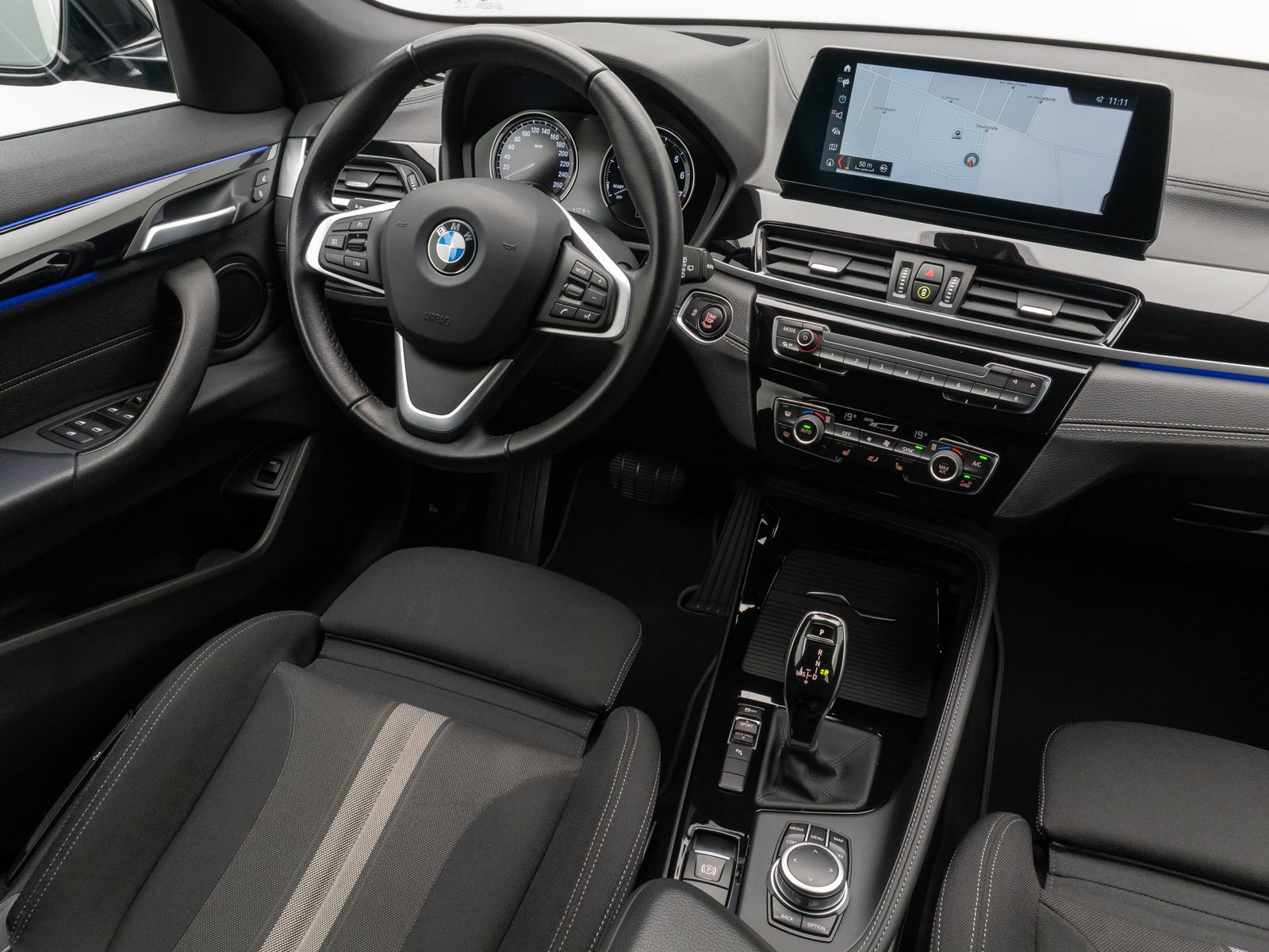 Fahrzeugabbildung BMW X2 sD18i Alarm HUD DAB Kamera HiFi Sportsitz 19"