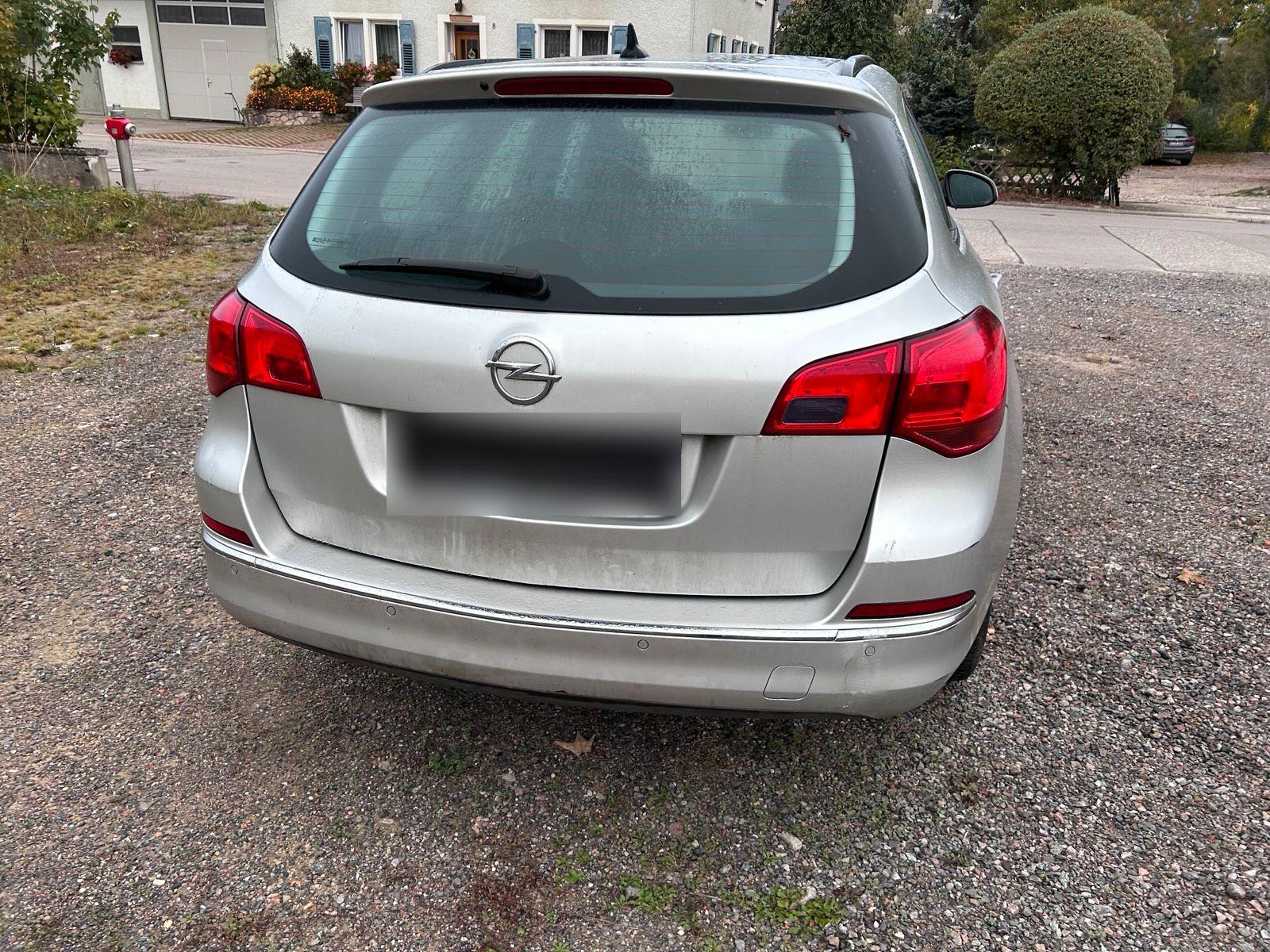 Opel Astra 2013 — салон