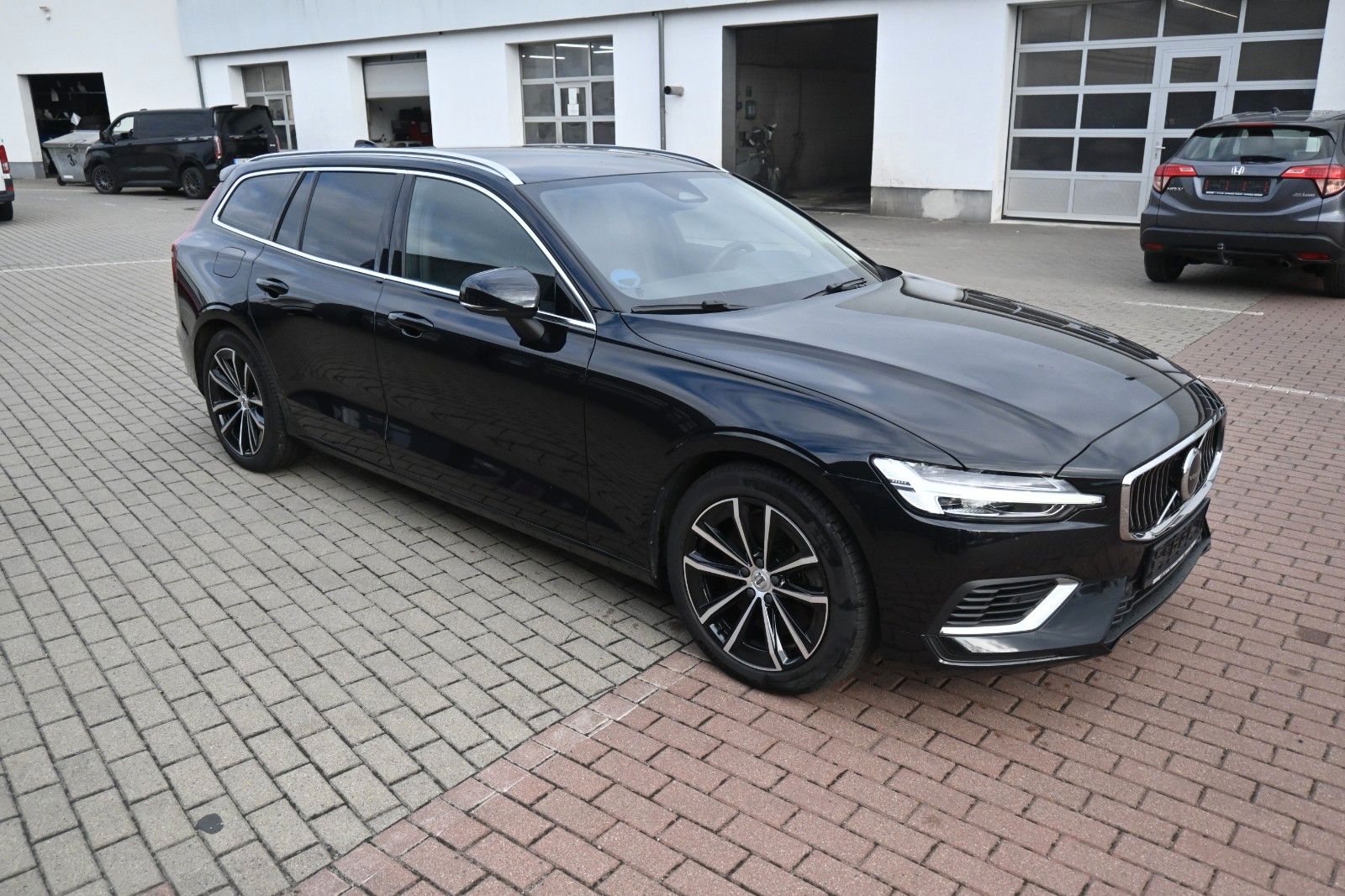 Fahrzeugabbildung Volvo V60 T6 Essential AWD*STHZG*PDC*AHK*Leder*LHZG*