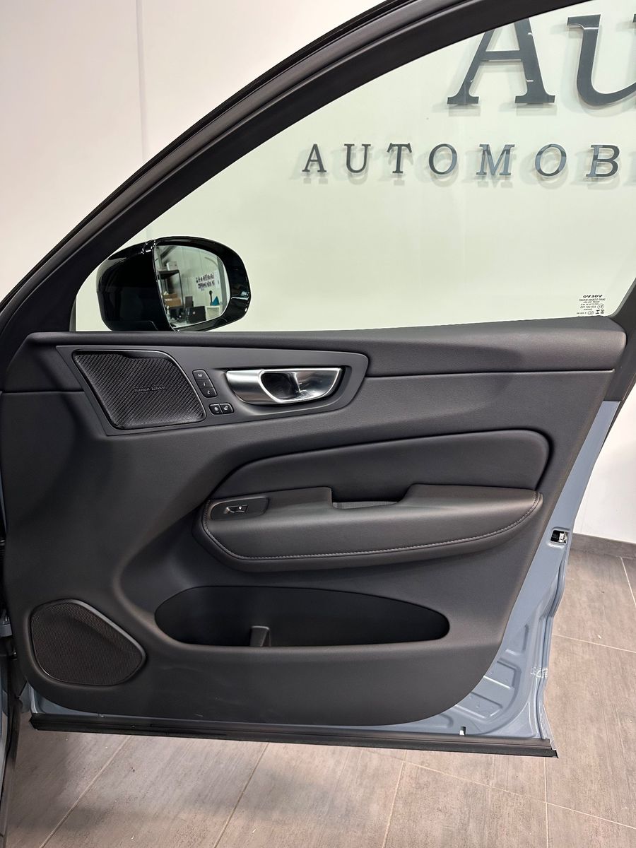 Fahrzeugabbildung Volvo XC60 B5 B AWD Ultimate Dark LED+PANO+AHK+STHZ