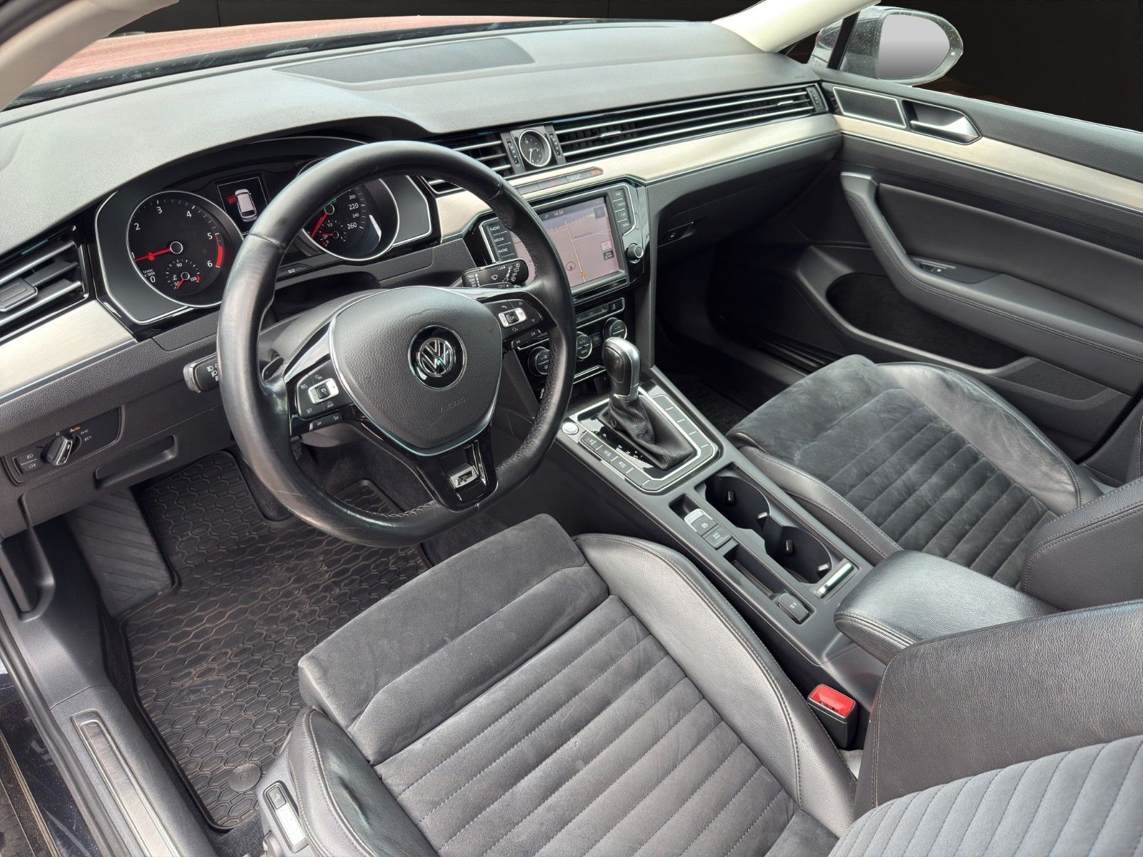 Fahrzeugabbildung Volkswagen Passat Variant 4Motion *ACC*Alcantara*AHK*LED