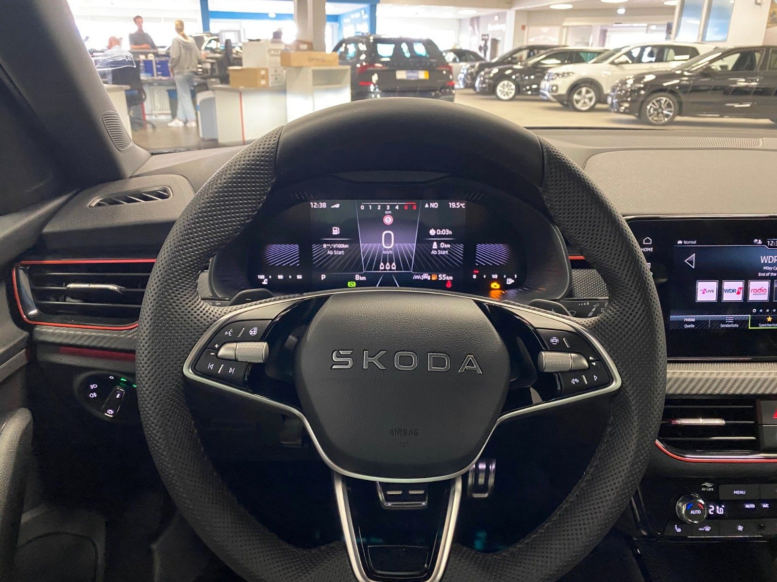 Fahrzeugabbildung SKODA Kamiq 1.5 TSI DSG Monte Carlo+MATRIX+PANORAMA+BC