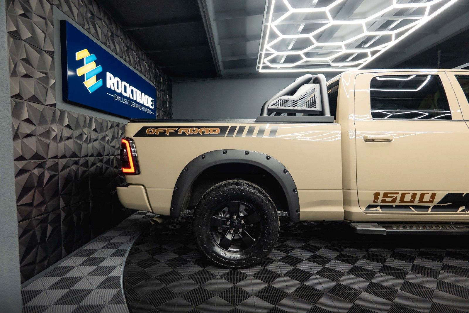 Fahrzeugabbildung Dodge RAM 5.7 V8 HEMI 4x4 Offroad Night LONGBED *LPG*