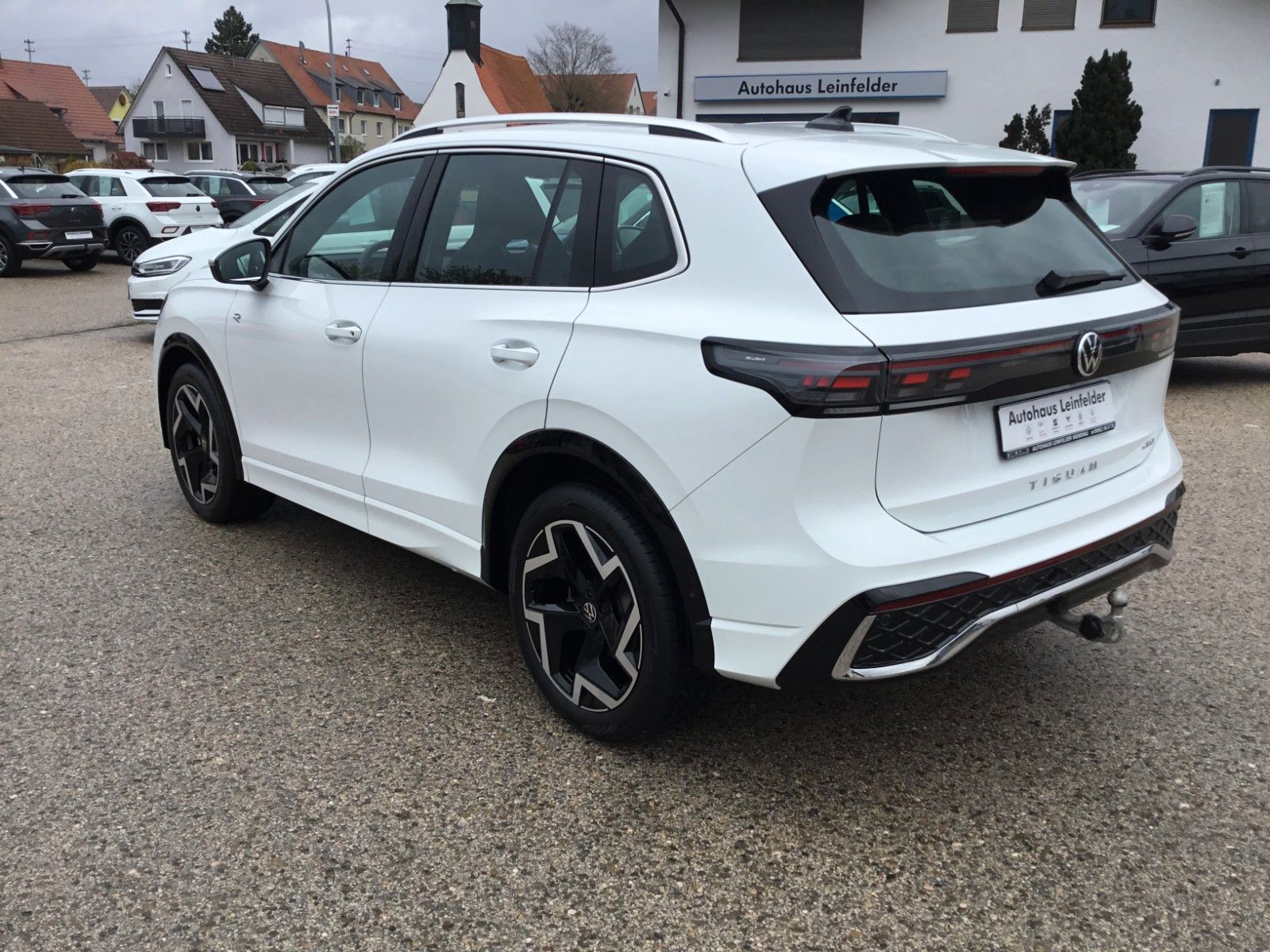 Fahrzeugabbildung Volkswagen Tiguan 1.5 eTSI DSG R-Line+AHK+19"+LED+Navi