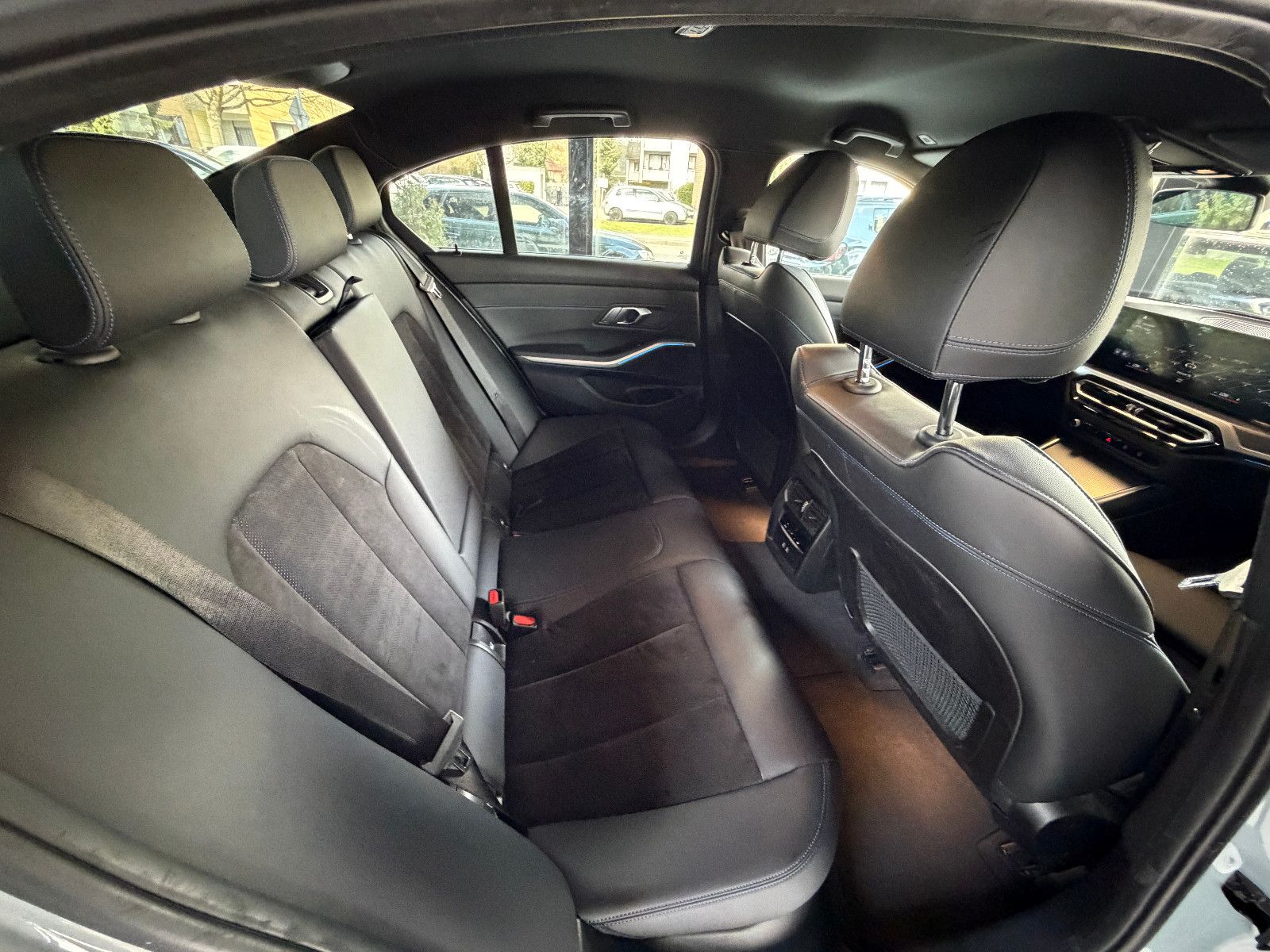 Fahrzeugabbildung BMW 320 d M Sport/M-PAKET/LED/SHADOW-LINE/AMBIENTE