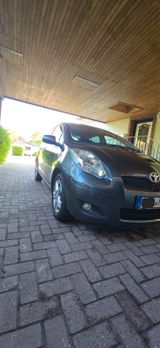 Toyota Yaris 1,33-l-Dual-VVT-i Life Life - Toyota Yaris mit Benzin-Antrieb: Kleinwagen, Klimaautomatik, 1.3