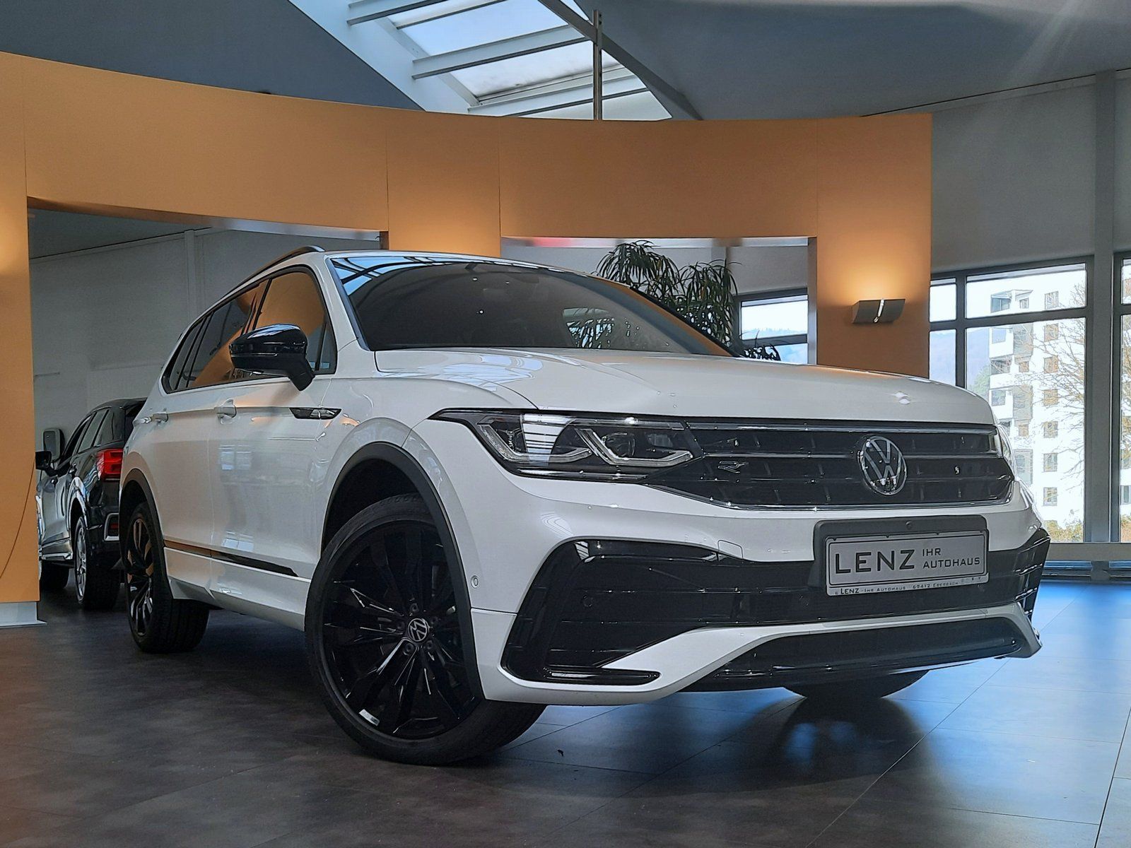 Fahrzeugabbildung Volkswagen Tiguan Allspace R-Line TDI 4M *Standhzg*Panodach