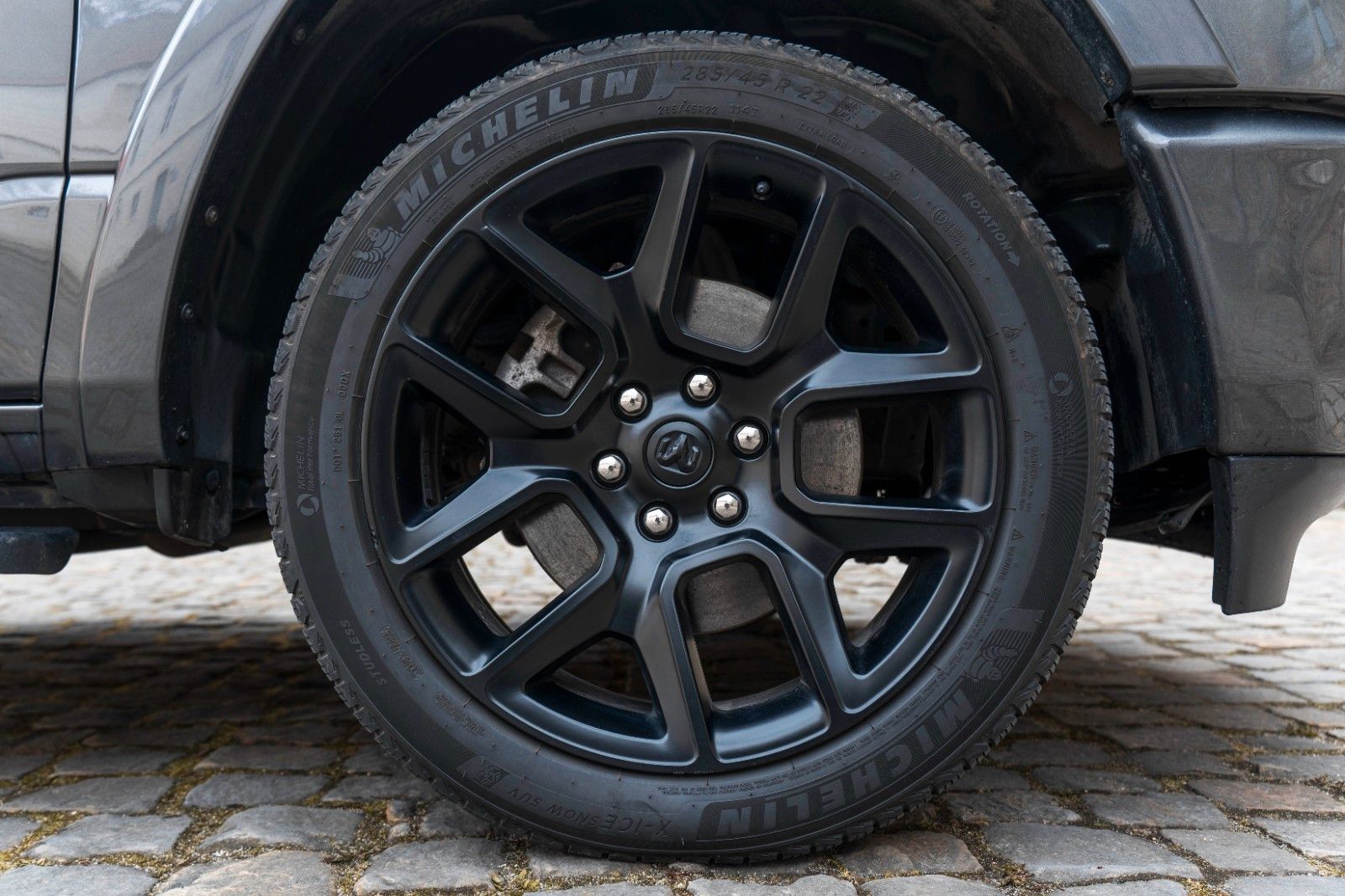 Fahrzeugabbildung Dodge RAM 5,7L Laramie CC 4X4 360° LED CARPLAY LPG AHK