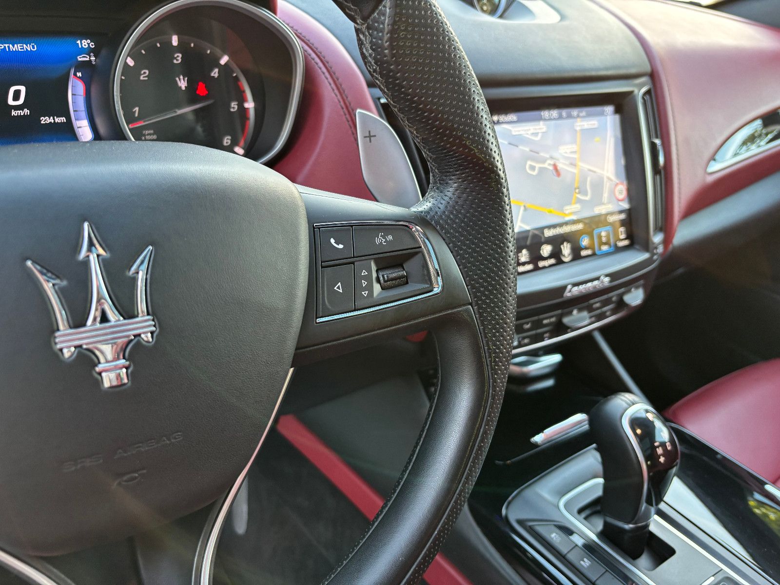 Fahrzeugabbildung Maserati Levante/EXCLUSIVE/RED/360'KAM/PANO/HARMAN-KARDON