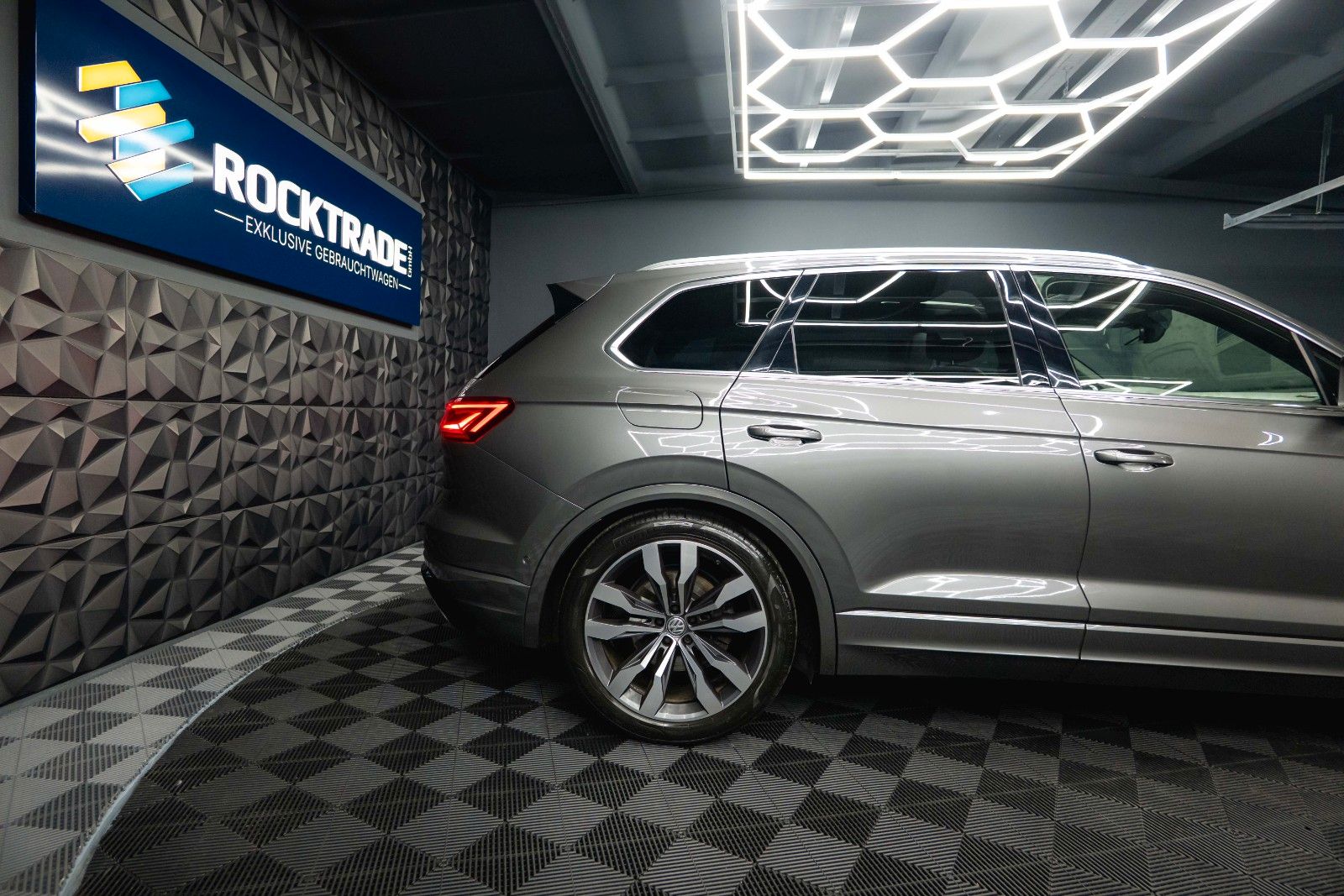 Fahrzeugabbildung Volkswagen Touareg V6 R-Line+ 4Motion *Pano*Matrix*DAB*19%*