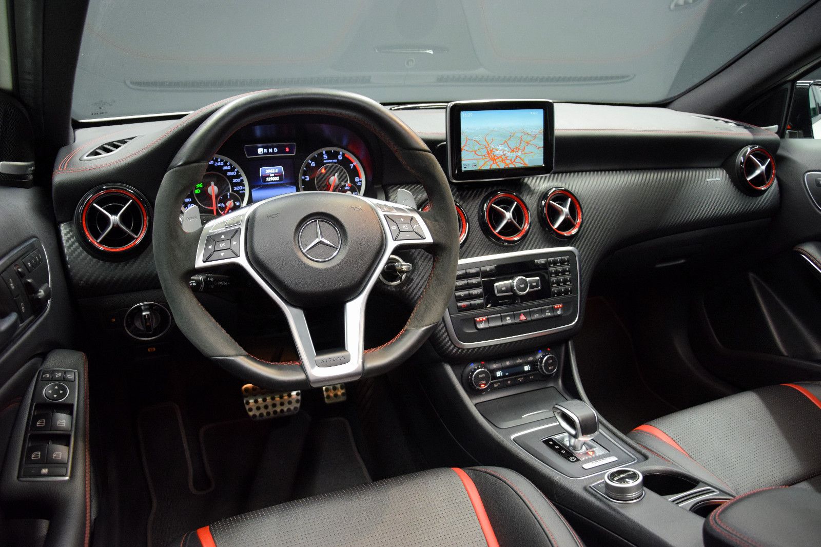 Fahrzeugabbildung Mercedes-Benz A45 AMG EDITION ONE AERO PERFORM PANO DRIVERS