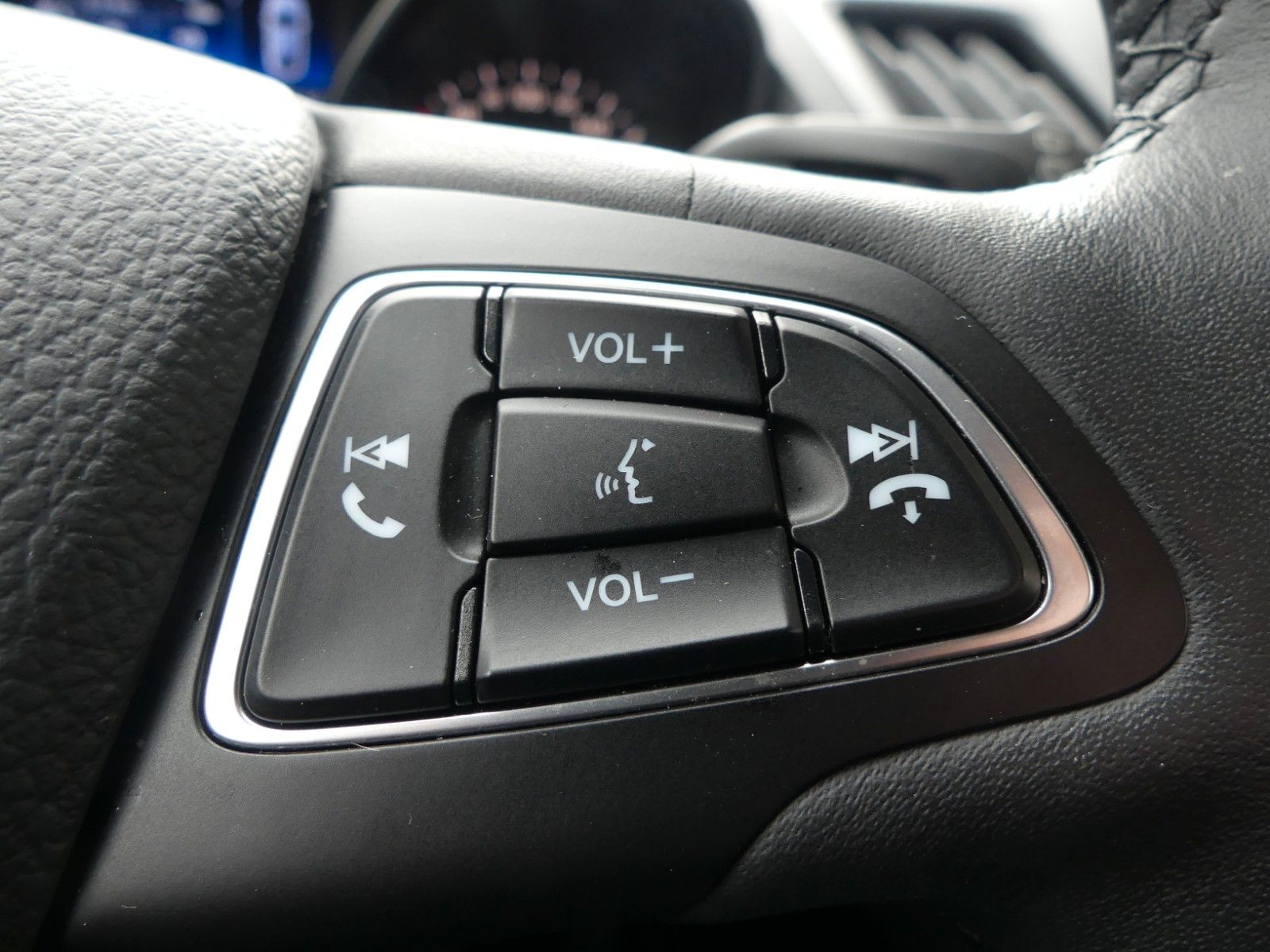 Fahrzeugabbildung Ford Kuga Titanium*Kamera*8-fach bereift