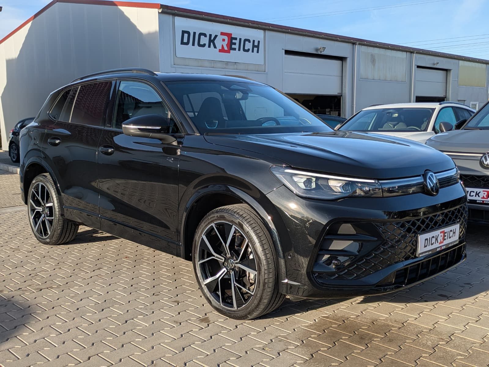 Fahrzeugabbildung Volkswagen Tiguan 2.0 TDI 4M R-Line PANO*H&K*AHK*MATRIX*20"