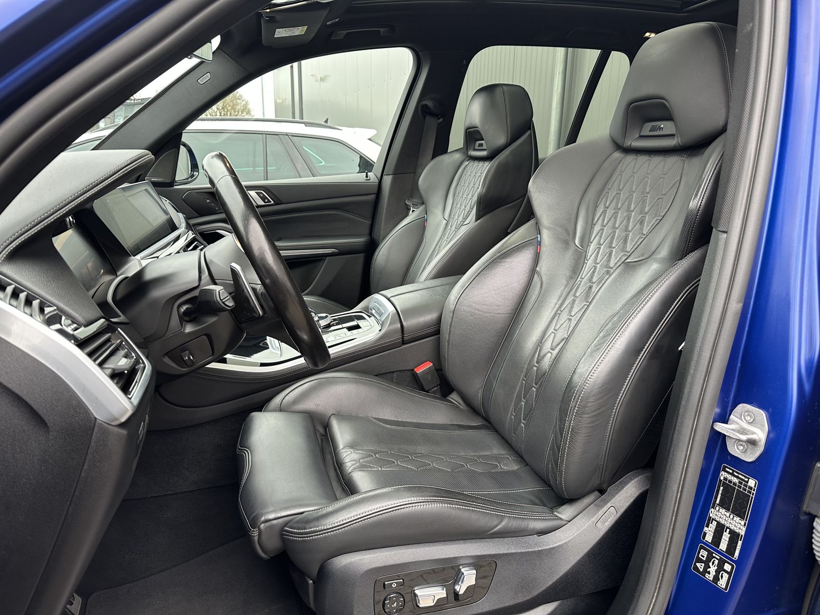Fahrzeugabbildung BMW X5 M50i NAV+LASER+ACC+HEAD-UP+PANO+22ZO+360°+H&K