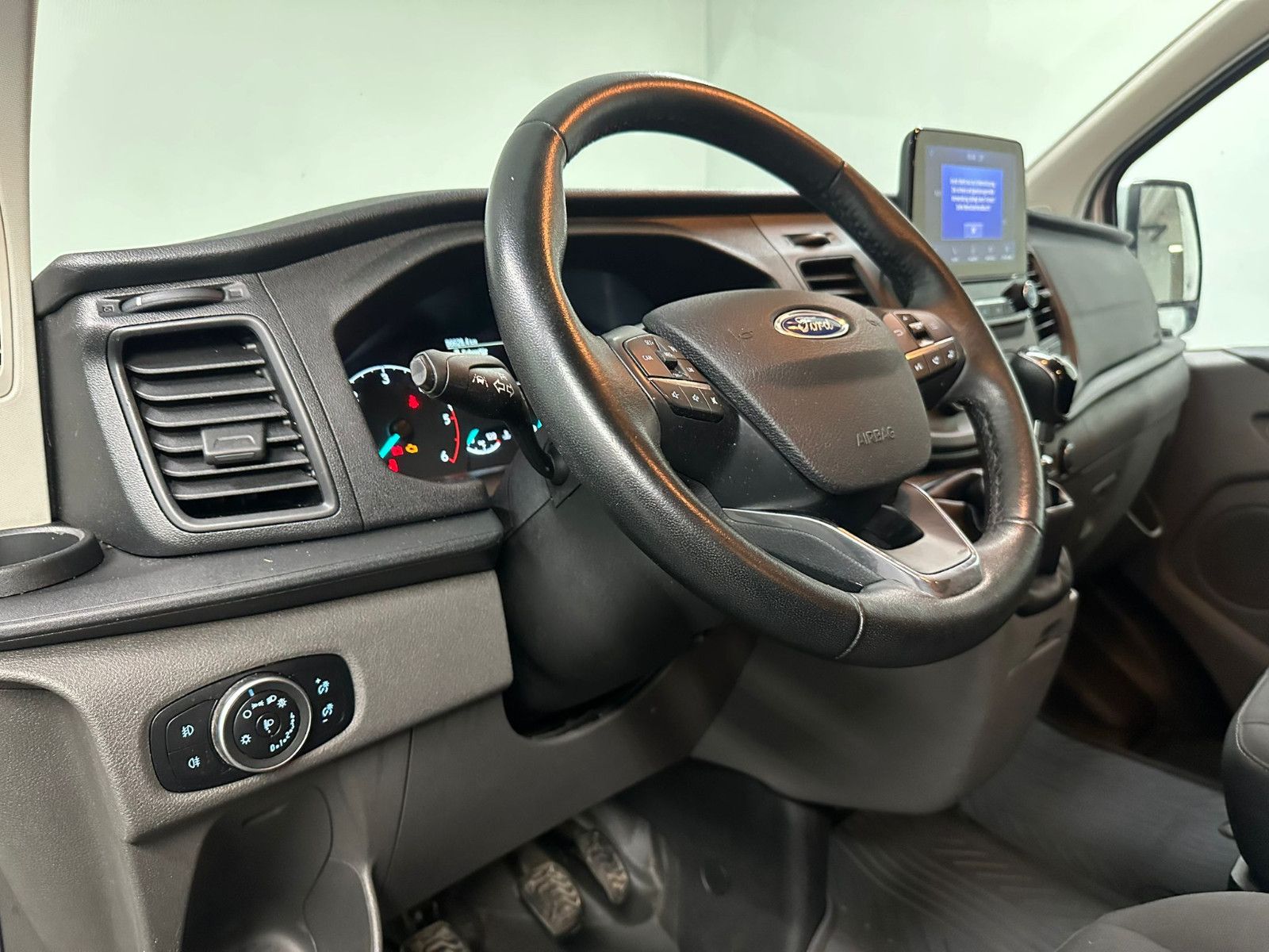 Fahrzeugabbildung Ford Transit Custom 320 L1H1* 9SITZE*NAVI*KLIMA*SDH*