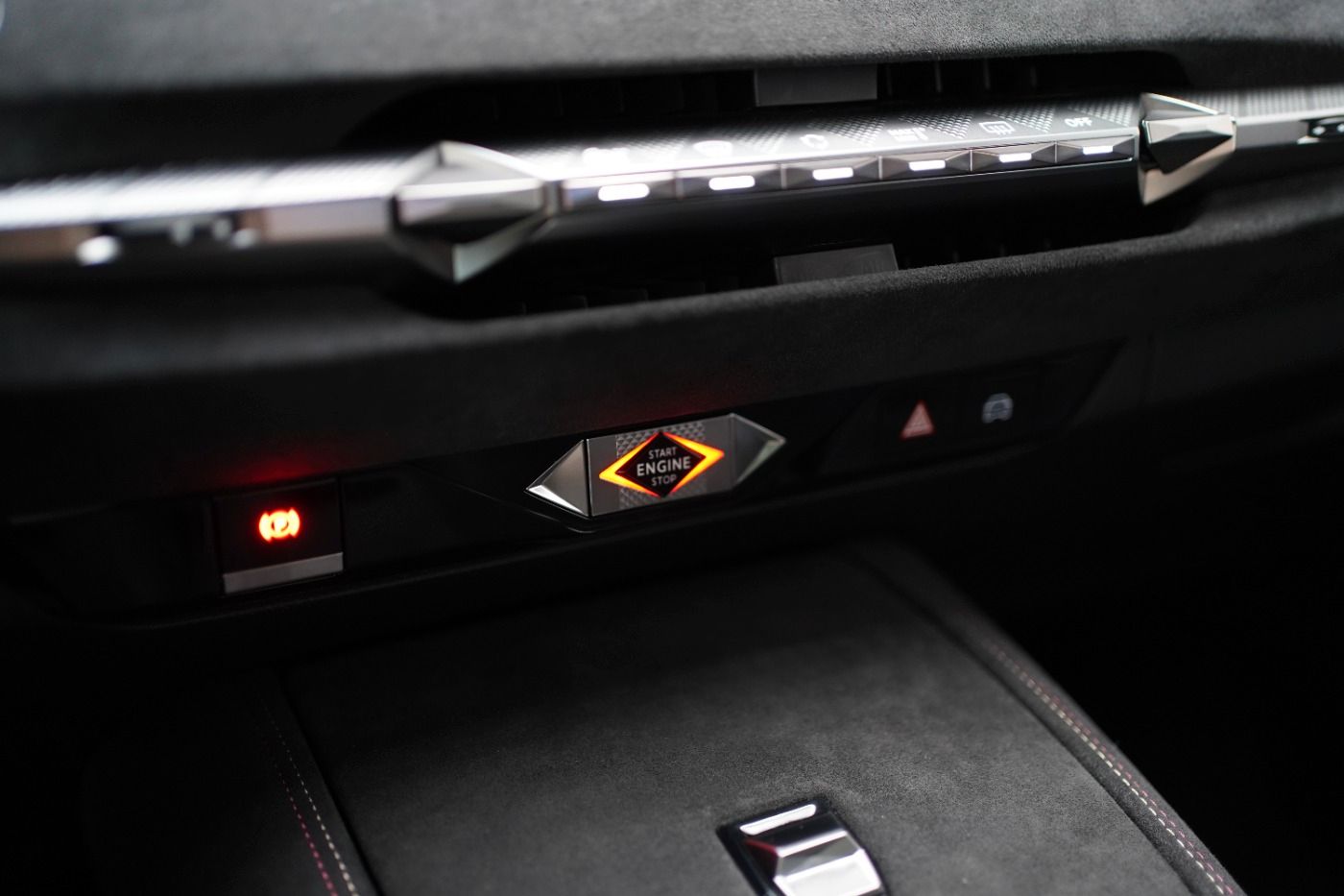 Fahrzeugabbildung DS Automobiles DS4 PureTech 130 EAT8 Performance Line Anhängerk