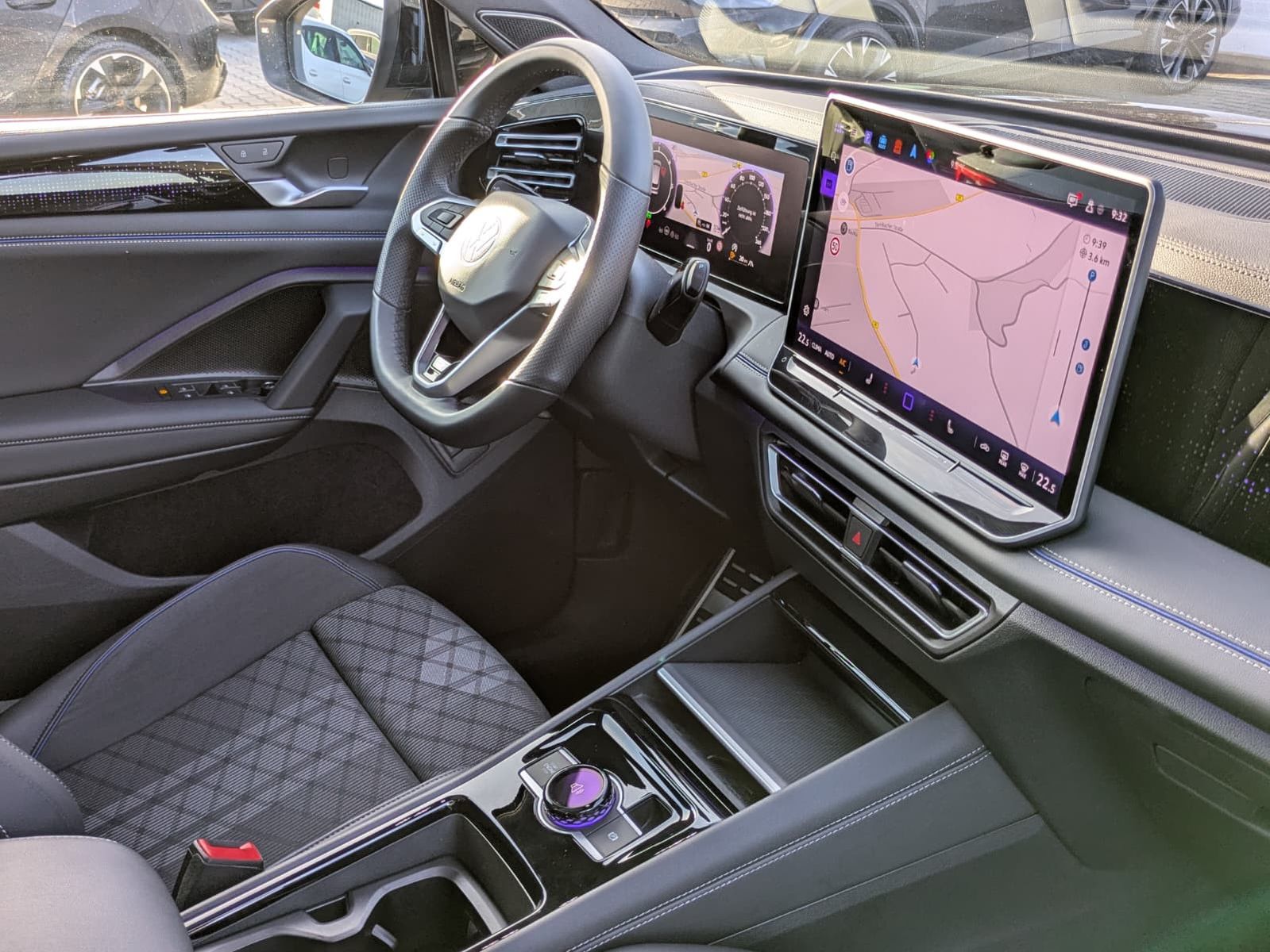 Fahrzeugabbildung Volkswagen Tiguan 2.0TDI R-Line 4M Pano Black Matrix AHK 20