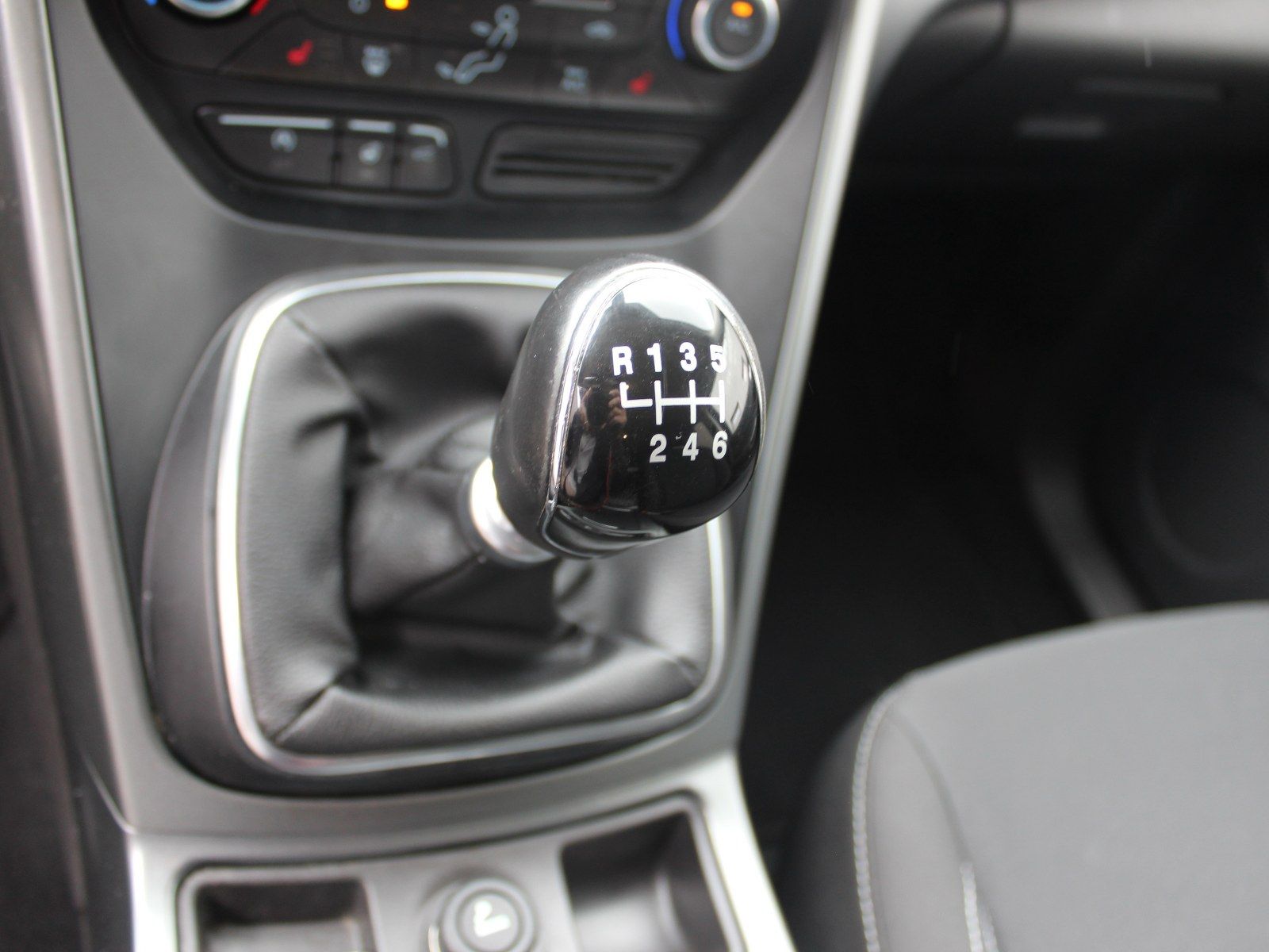Fahrzeugabbildung Ford Kuga Cool & Connect 1,5 EcoBoost 4x2