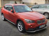 BMW X1 sDrive18i xLine 8 fach bereift - BMW: Orange