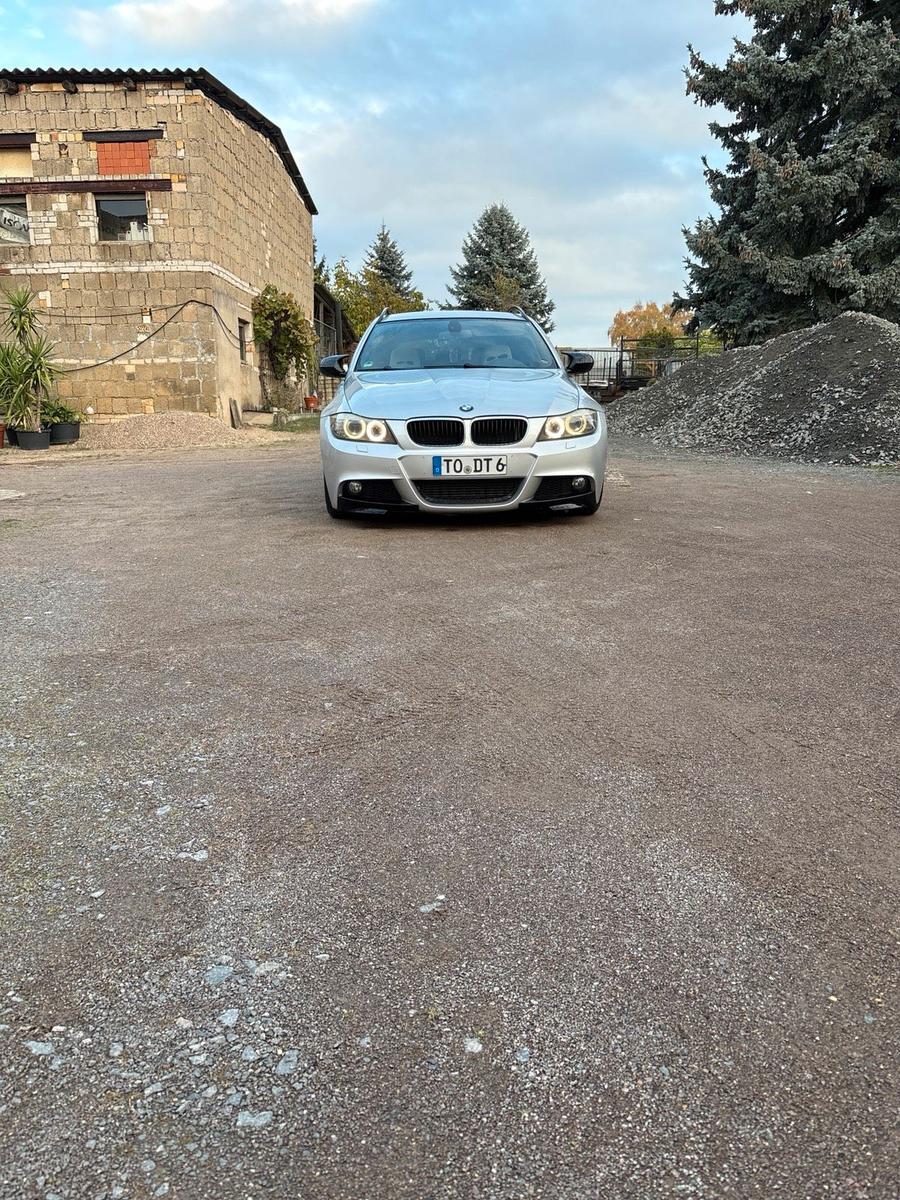 BMW 318 2011 — rear view