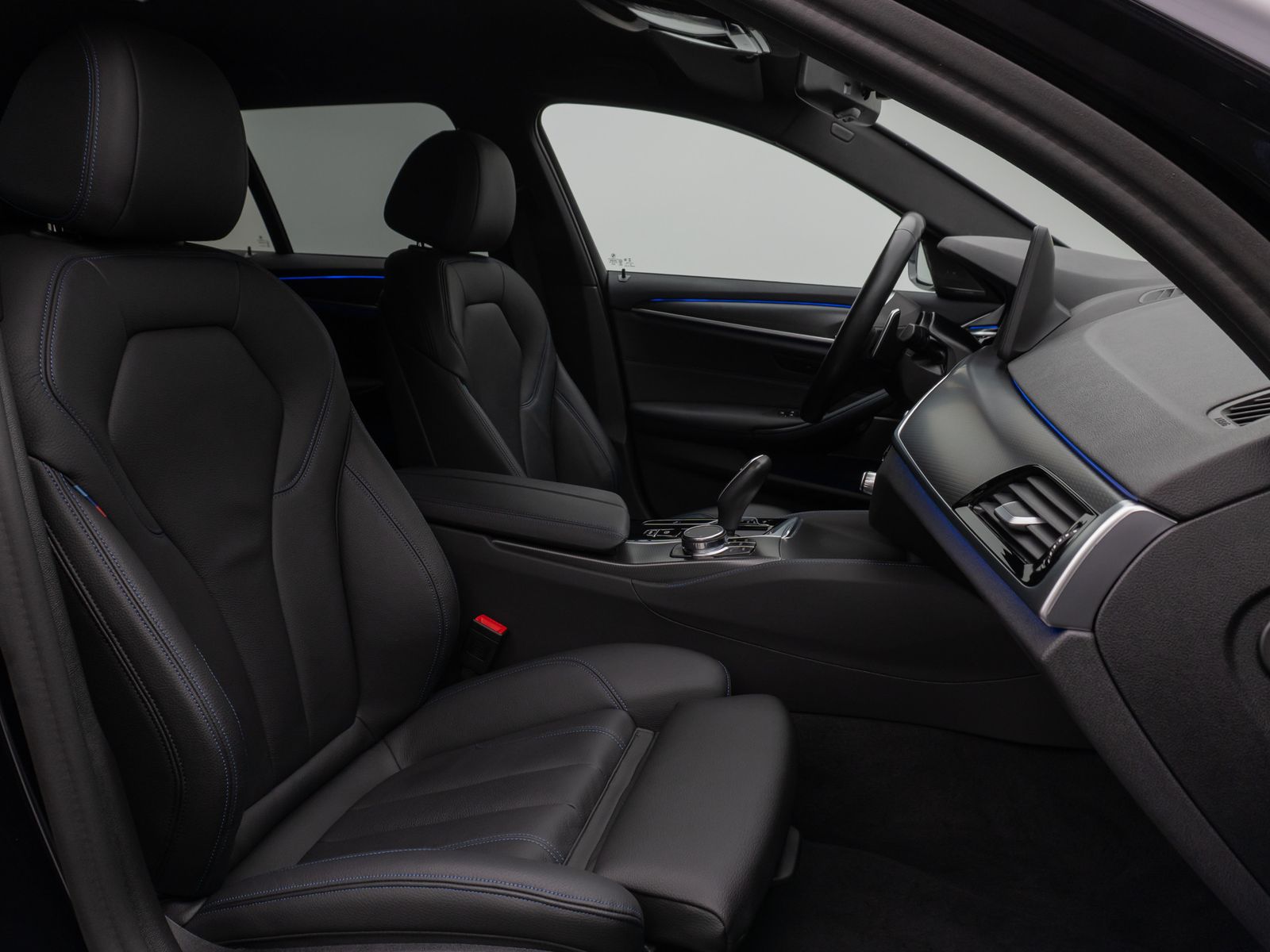 Fahrzeugabbildung BMW 530d xD M Sport Kamera HUD DAB H/K Komfort Alarm