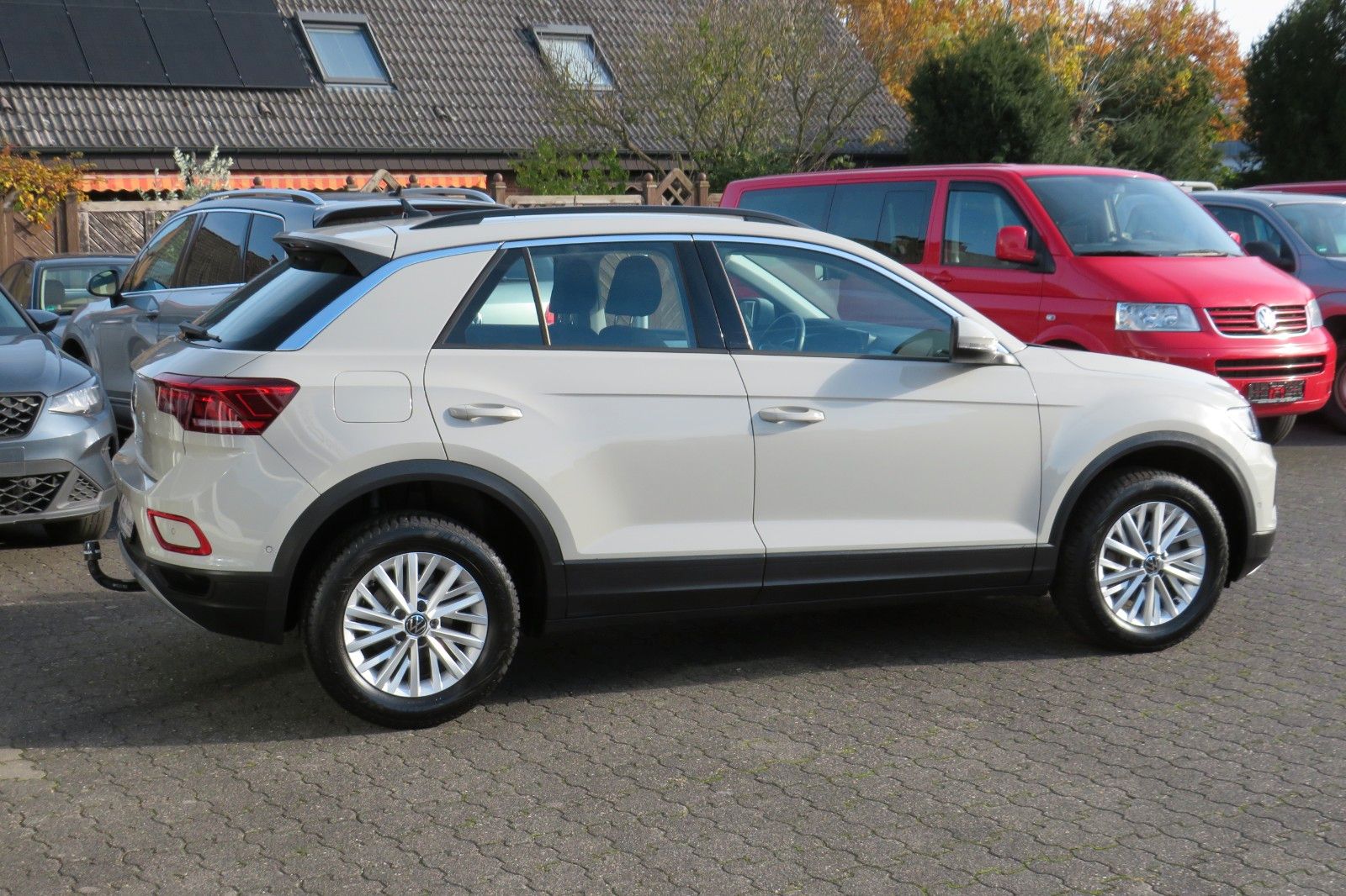 Fahrzeugabbildung Volkswagen T-Roc Life DSG AHK NAVI SITZH. APP-CON. LED 1Hd