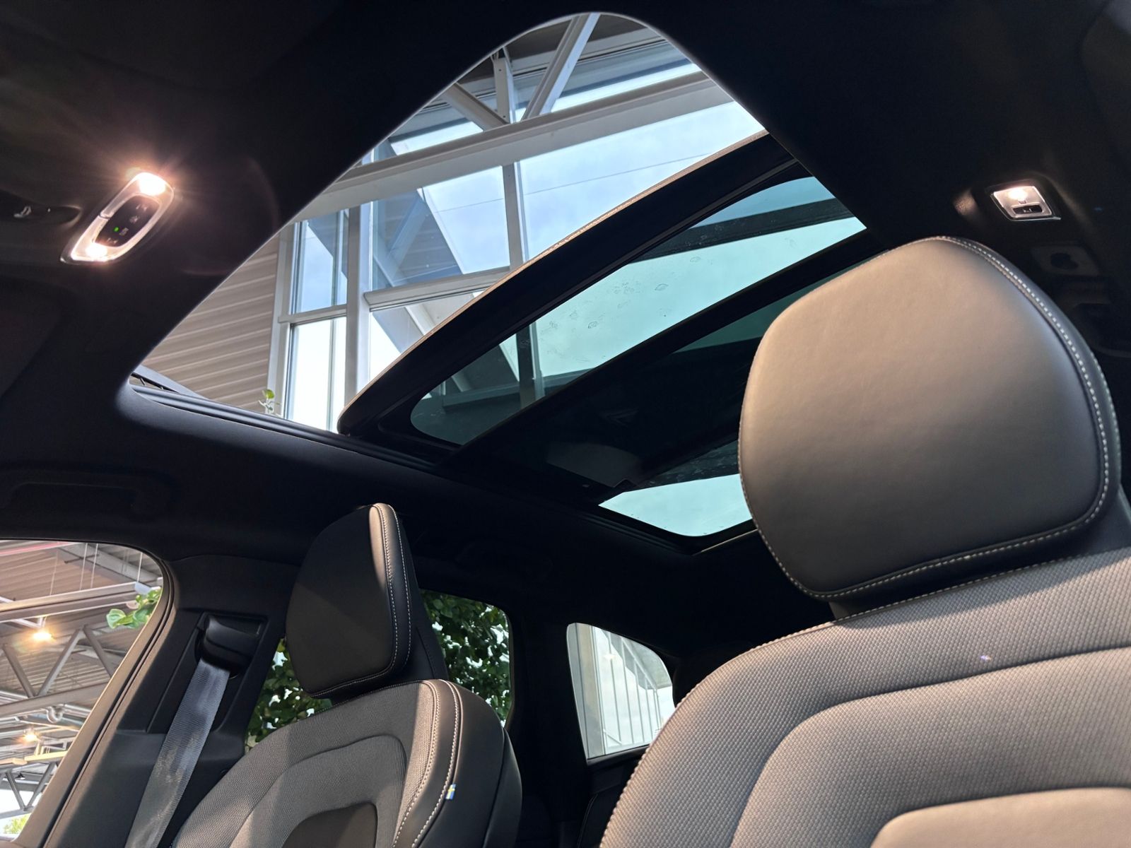 Fahrzeugabbildung Volvo XC60 R Design PANO LED NAVI ALU