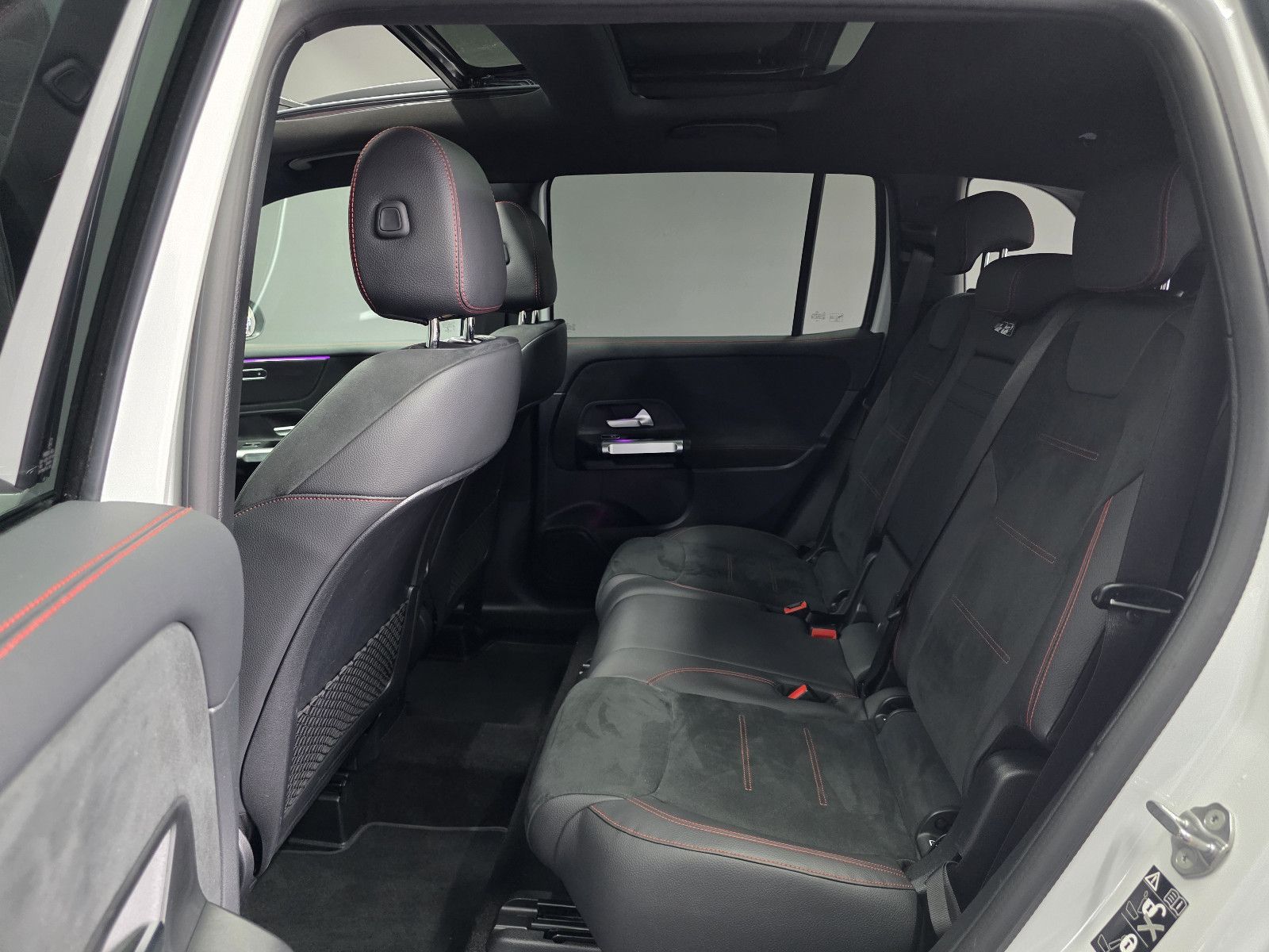 Mercedes-Benz GLB 200 4MATIC, AMG LINE, PANO, DISTRONIC, R-KAM foto 12