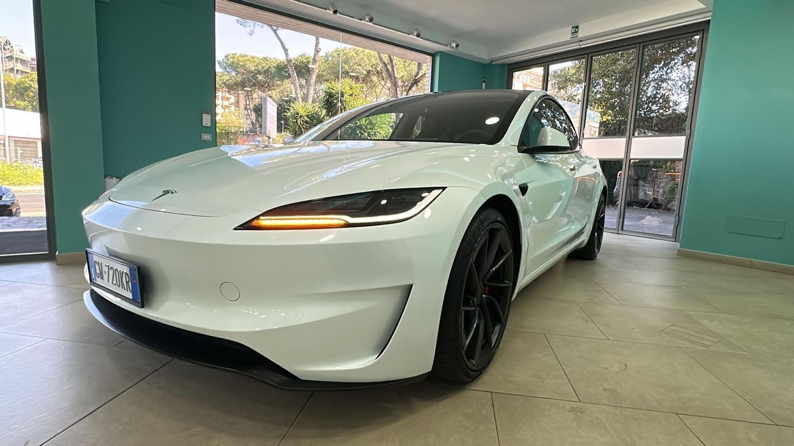 Tesla Model 3 Allradantrieb mit Dualmotor Performance