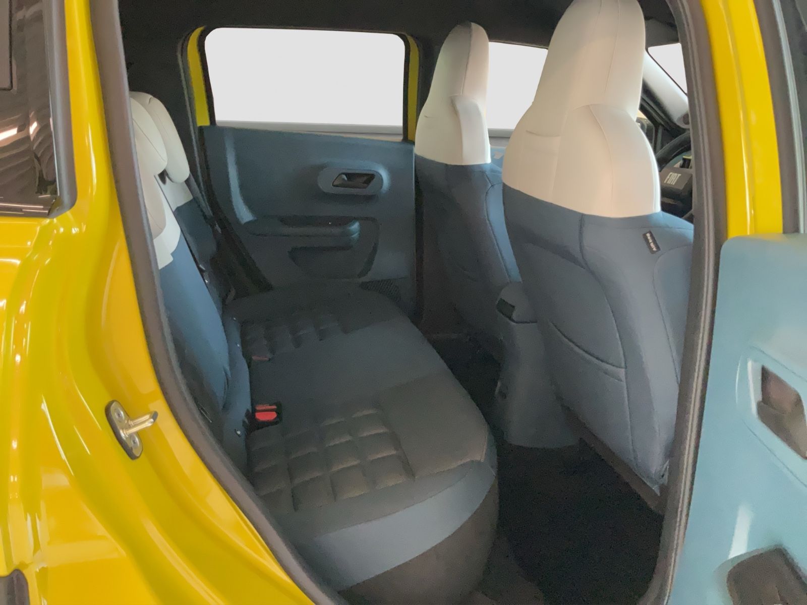 Fahrzeugabbildung Fiat Grande Panda Hybrid La Prima + Winterpaket