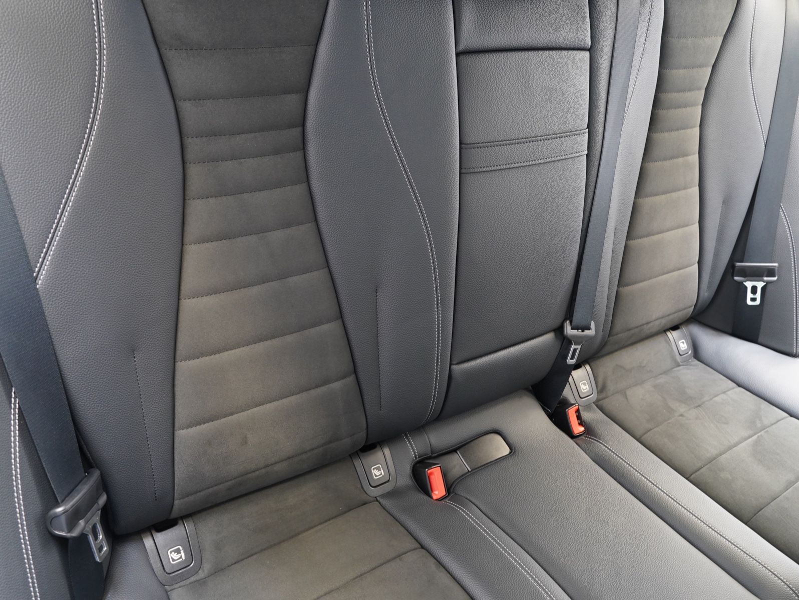 Fahrzeugabbildung Mercedes-Benz E 300 de T 4Matic AMG Line DISTRONIC/BURMESTER
